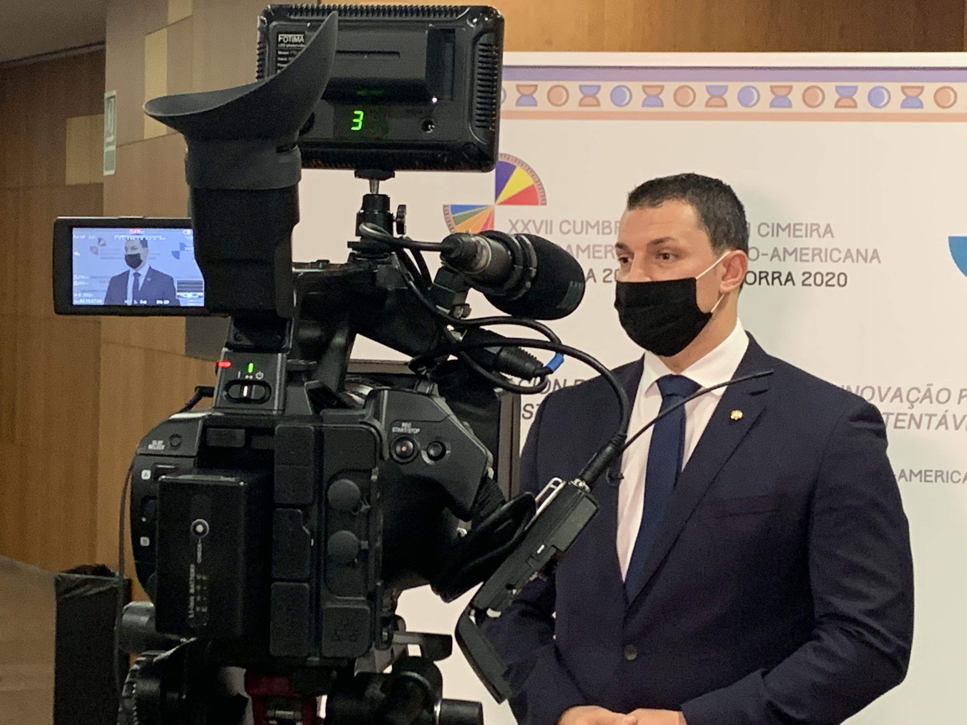 El ministre Jordi Gallardo just abans d'iniciar una de les trobades, telemàtiques, relatives a la Cimera iberoamericana.