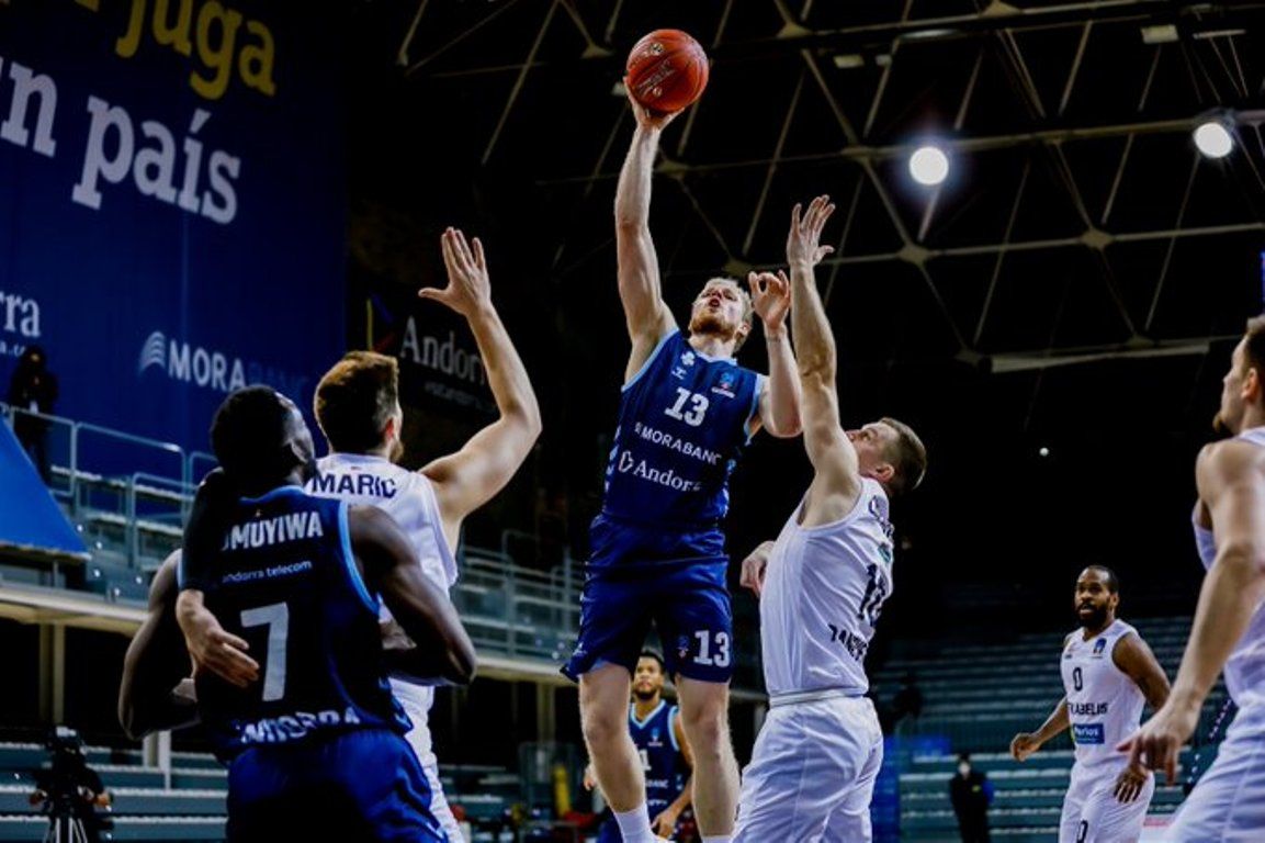 Palsson entra a cistella entre dos jugadors lituans.