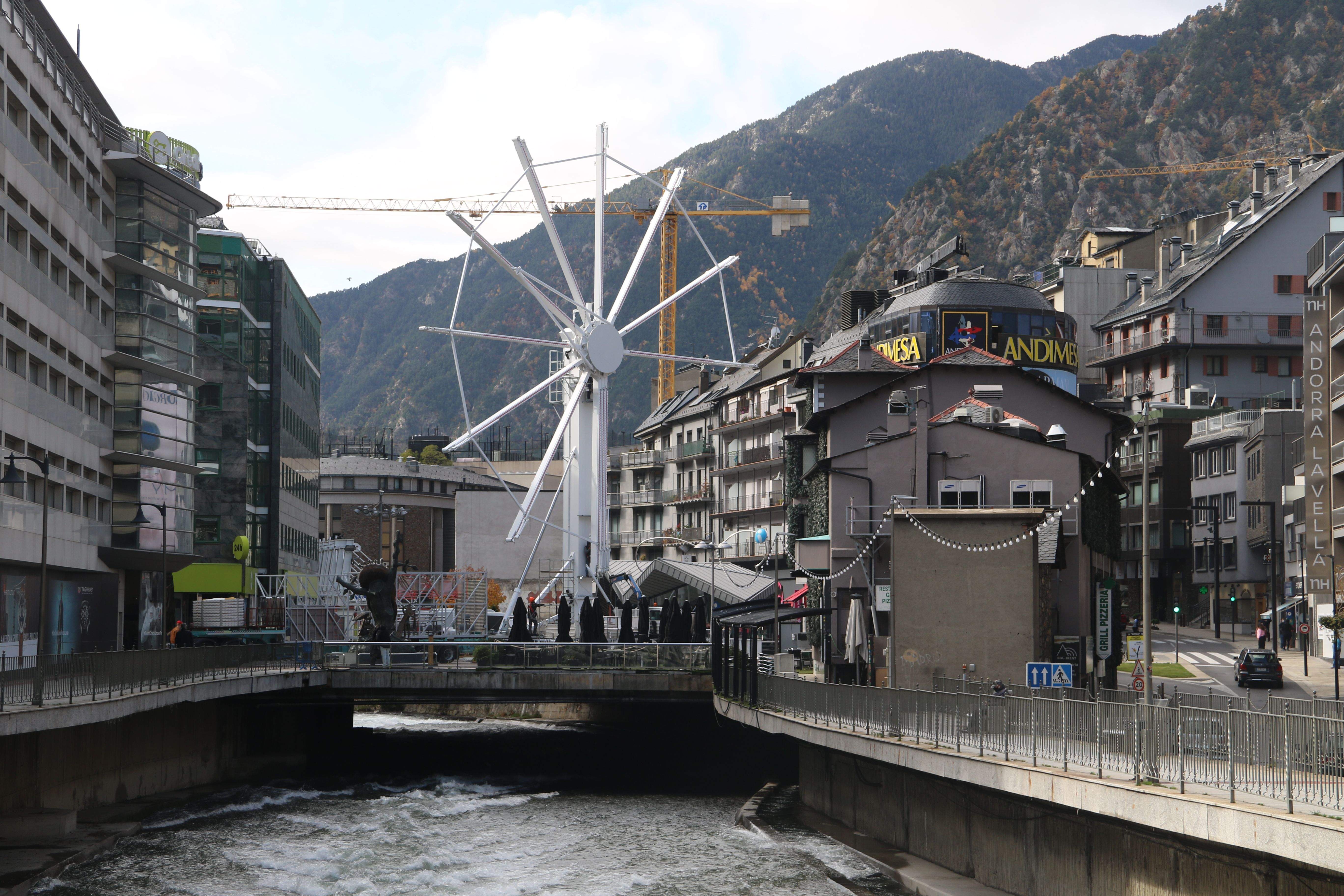 Una imatge de la nòria en una fase força avançada del seu muntatge.