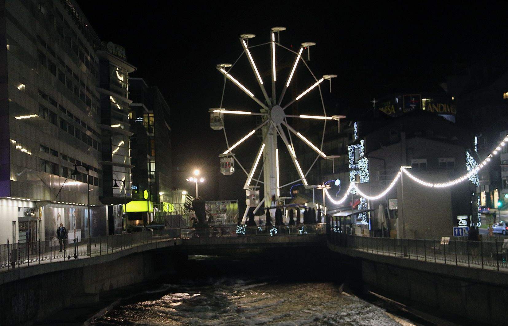 Una imatge de la nòria, aquest vespre a mig muntar i enmig de proves de llum.