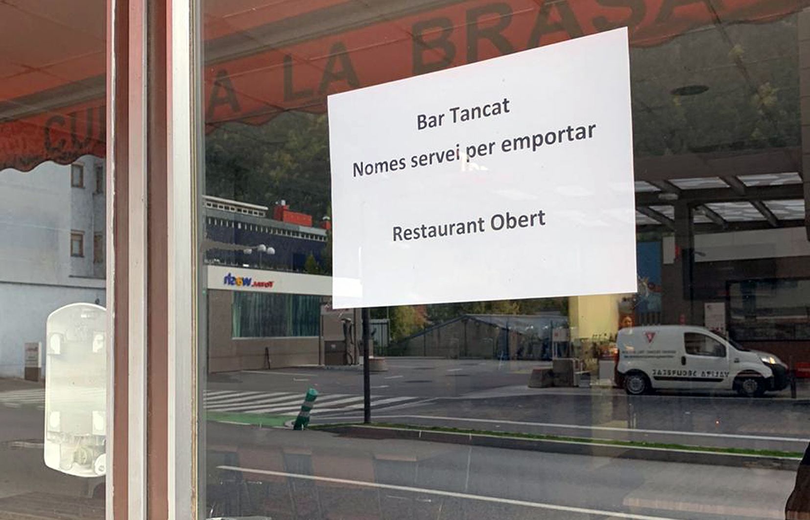 Rètol en un bar anunciant que està tancat. Rètol en un bar anunciant que està tancat.