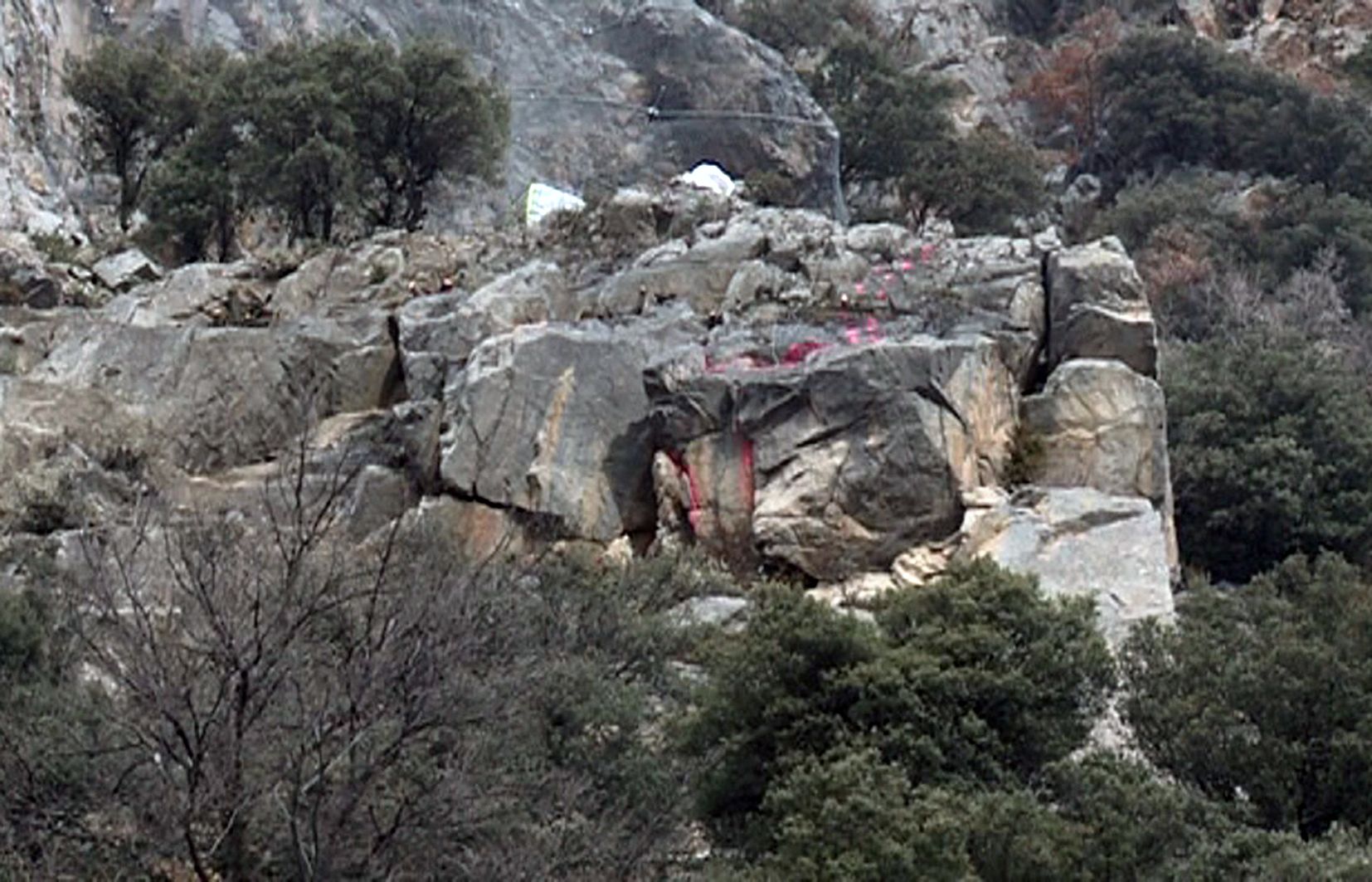 Blocs rocosos a la zona de la Solana d'Andorra la Vella, que amenacen Ciutat de Valls. Blocs rocosos a la zona de la Solana d'Andorra la Vella, que amenacen Ciutat de Valls.