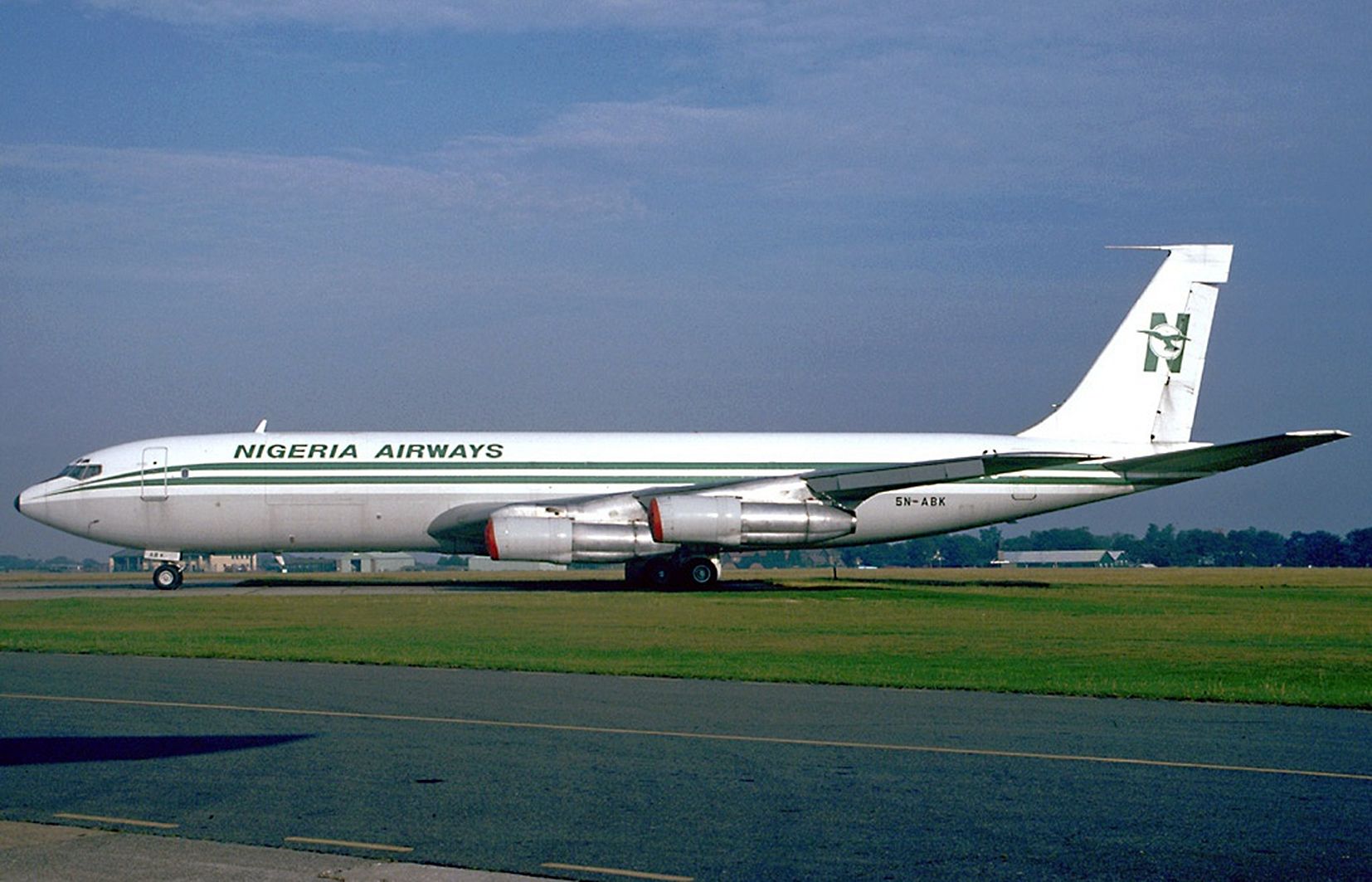 Una avió d'una companyia nigeriana; tornar de certs destins suposava, fins ara, haver-se de confinar.