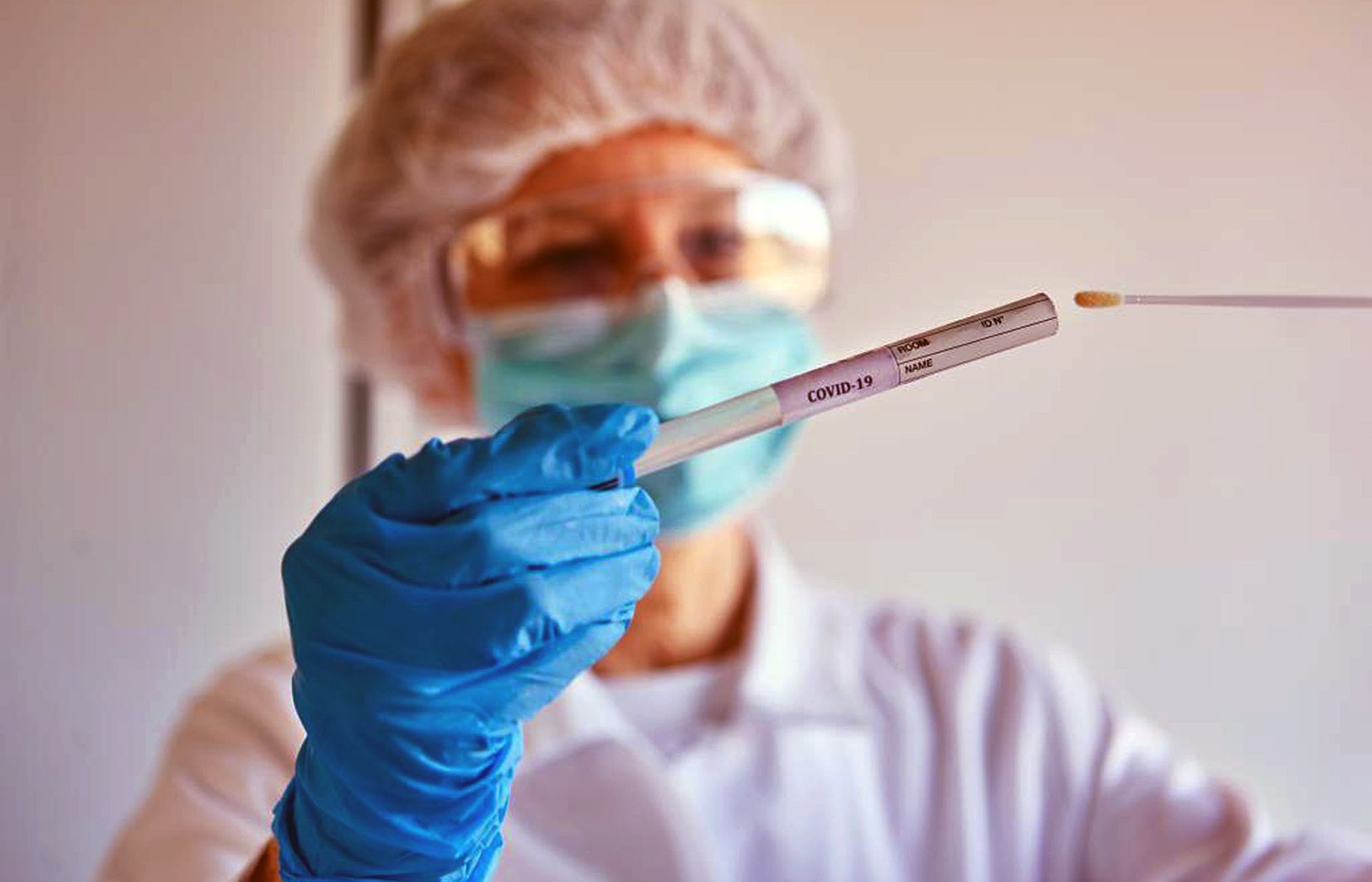 Una sanitària treballant en el diagnòstic d'un cas.