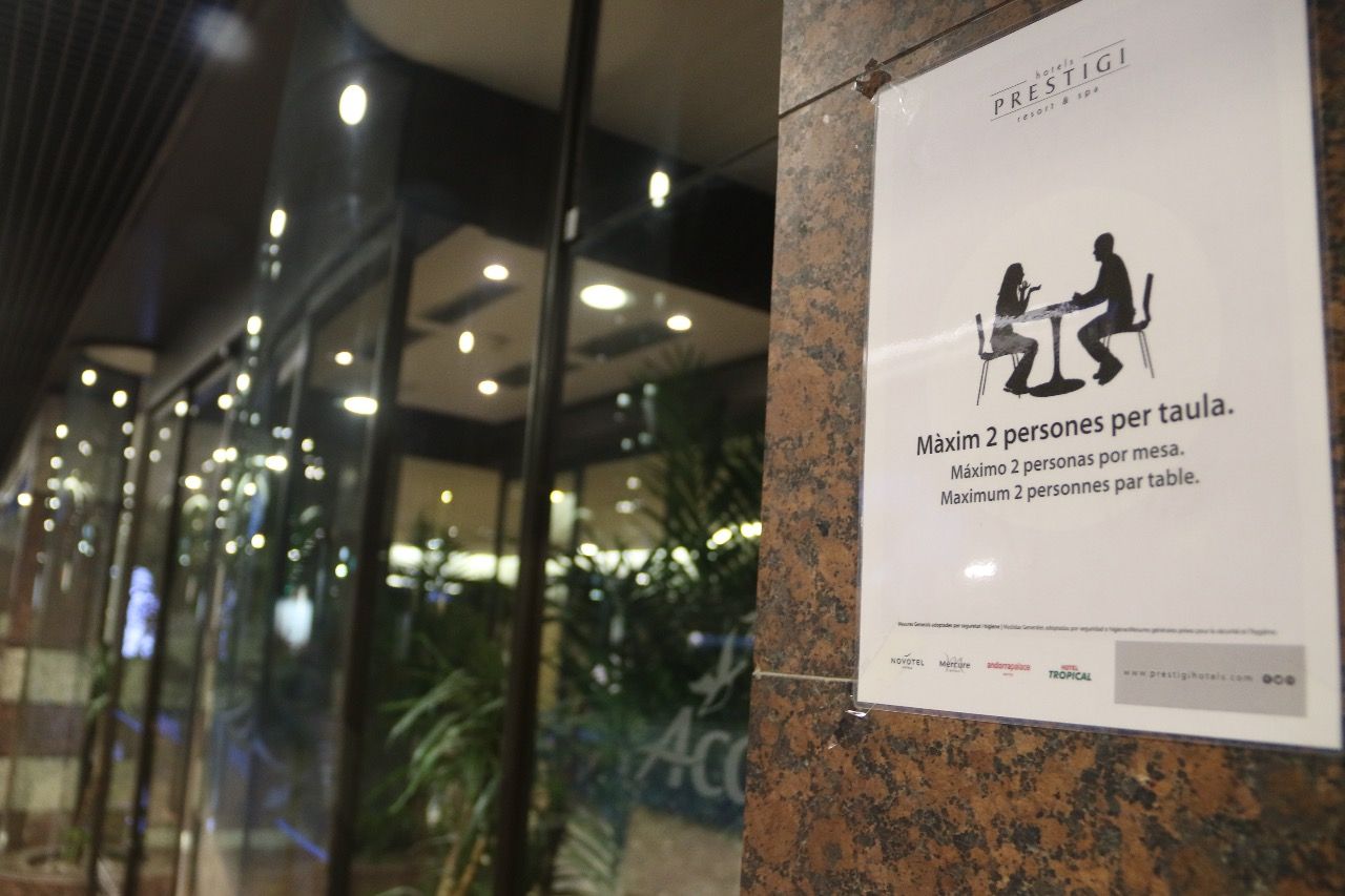 El sector de la restauració, ja afectat per les mesures locals, és un dels que patirà la manca de clients estrangers.