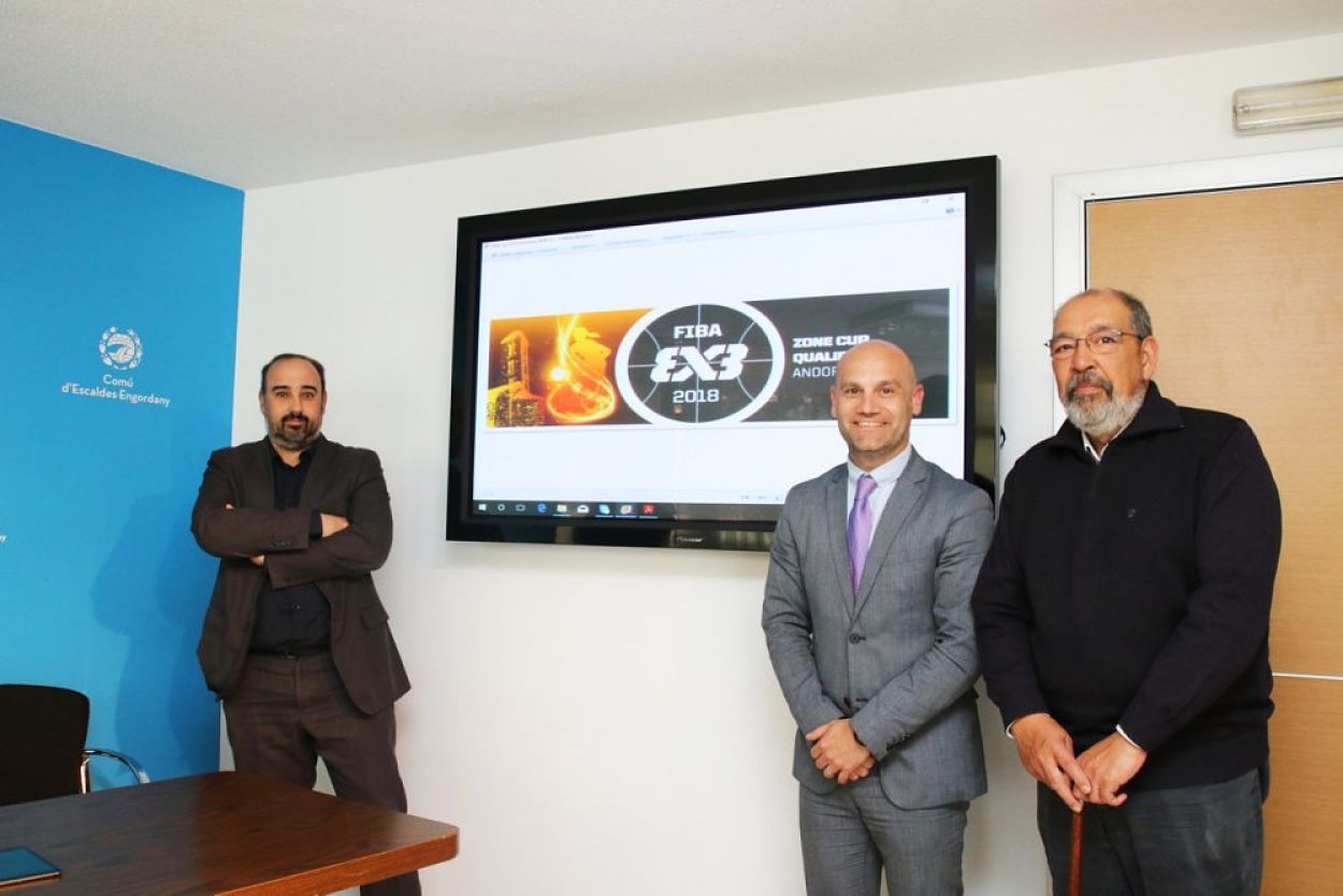 Fernández, a la dreta del tot, i Tomàs, a l'esquerra, durant la presentació del torneig 3x3 l'any a Escaldes l'any passat.