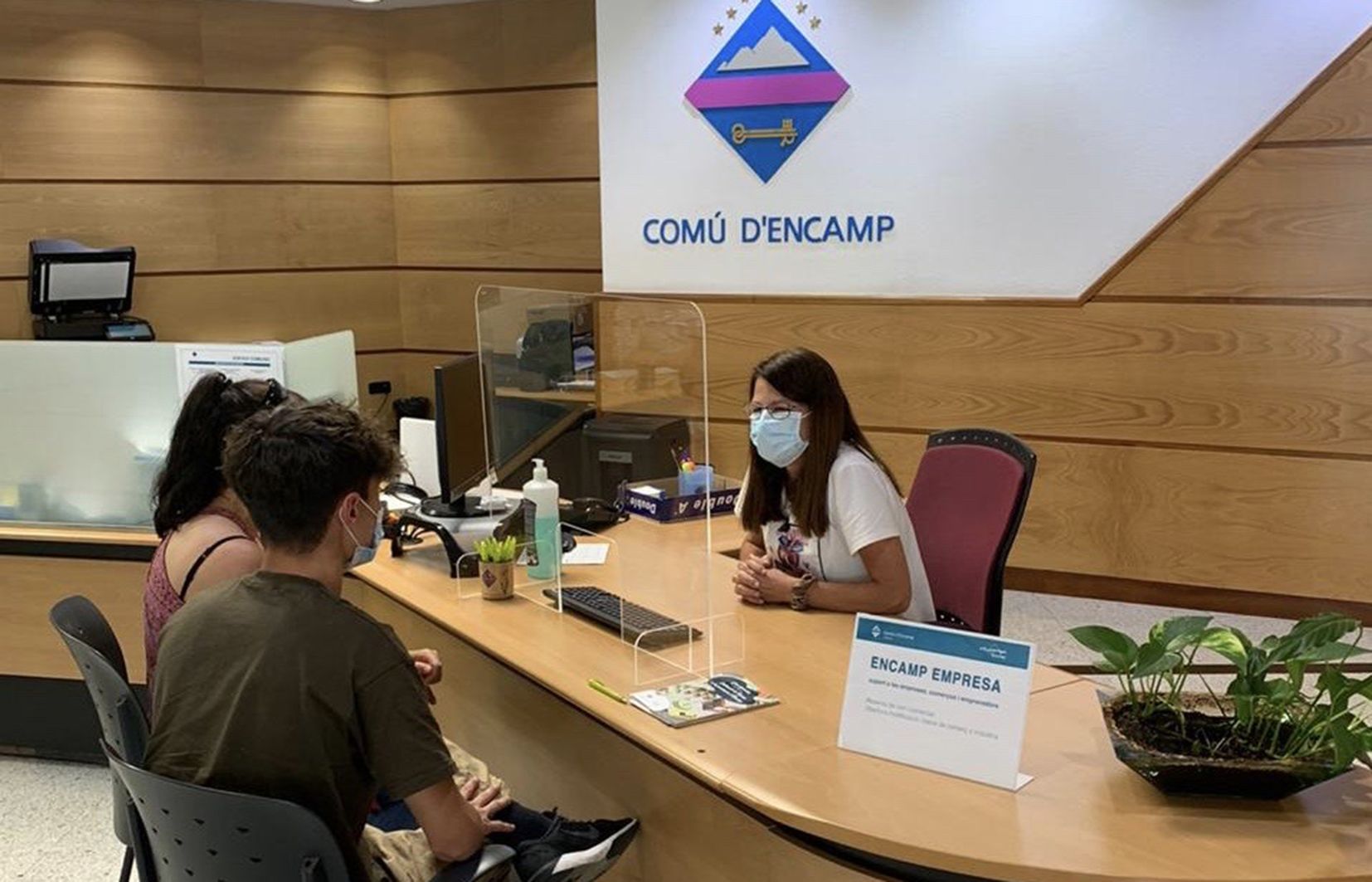 Atenció empresarial al servei de tràmits del comú d'Encamp.