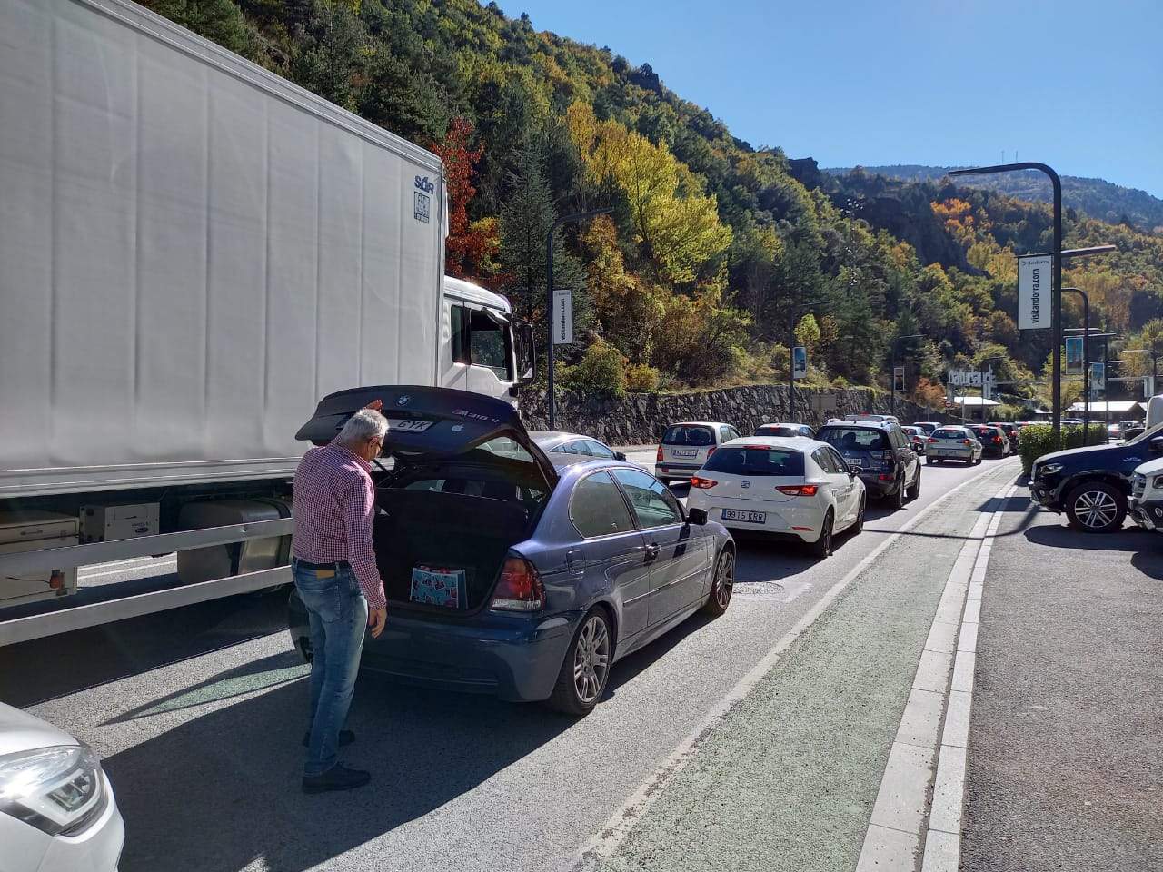 Retencions de sortida del país, aquest migdia de divendres, a proximitat de la zona duanera.