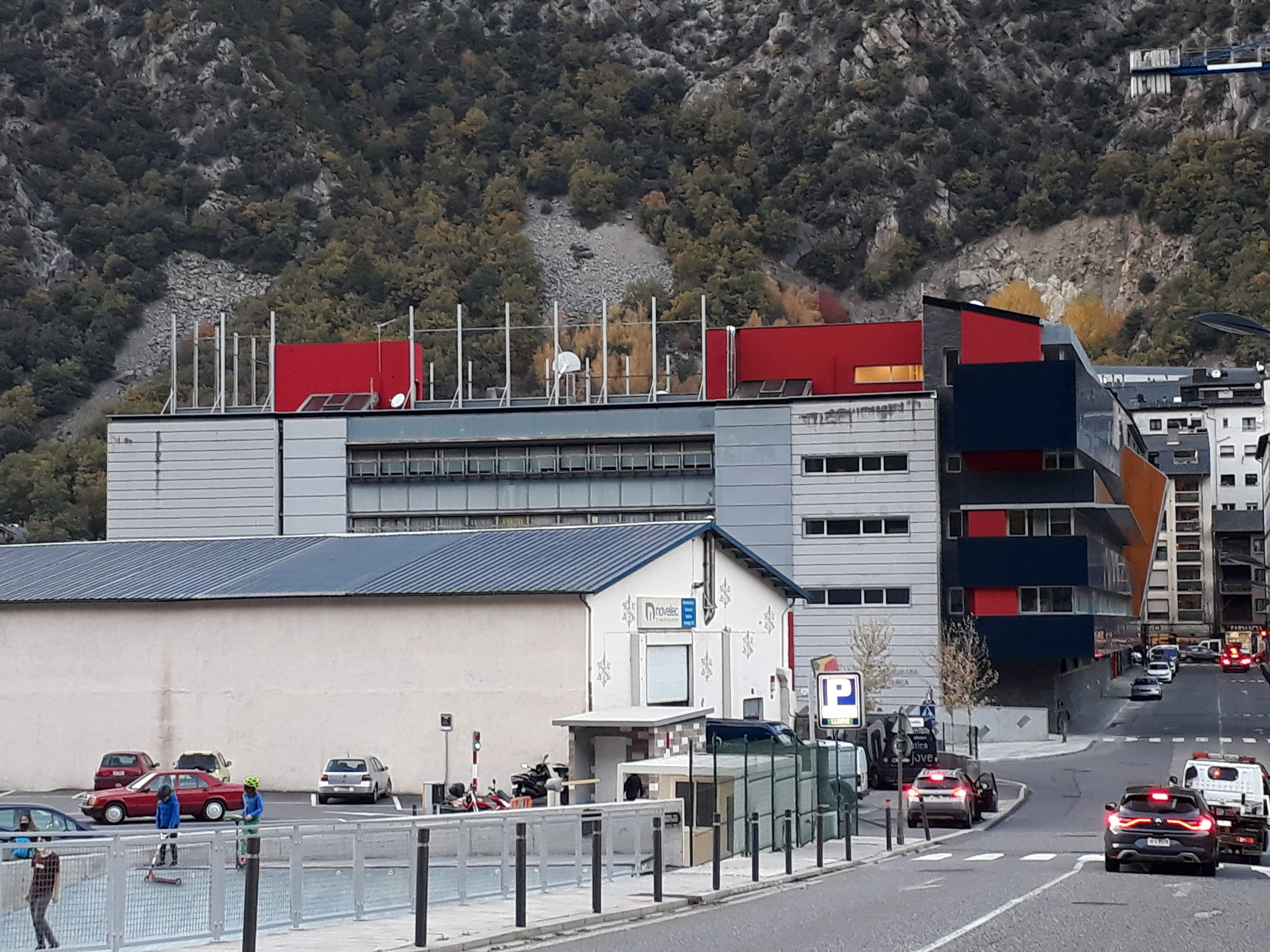 L'escola de Santa Coloma, al fons.