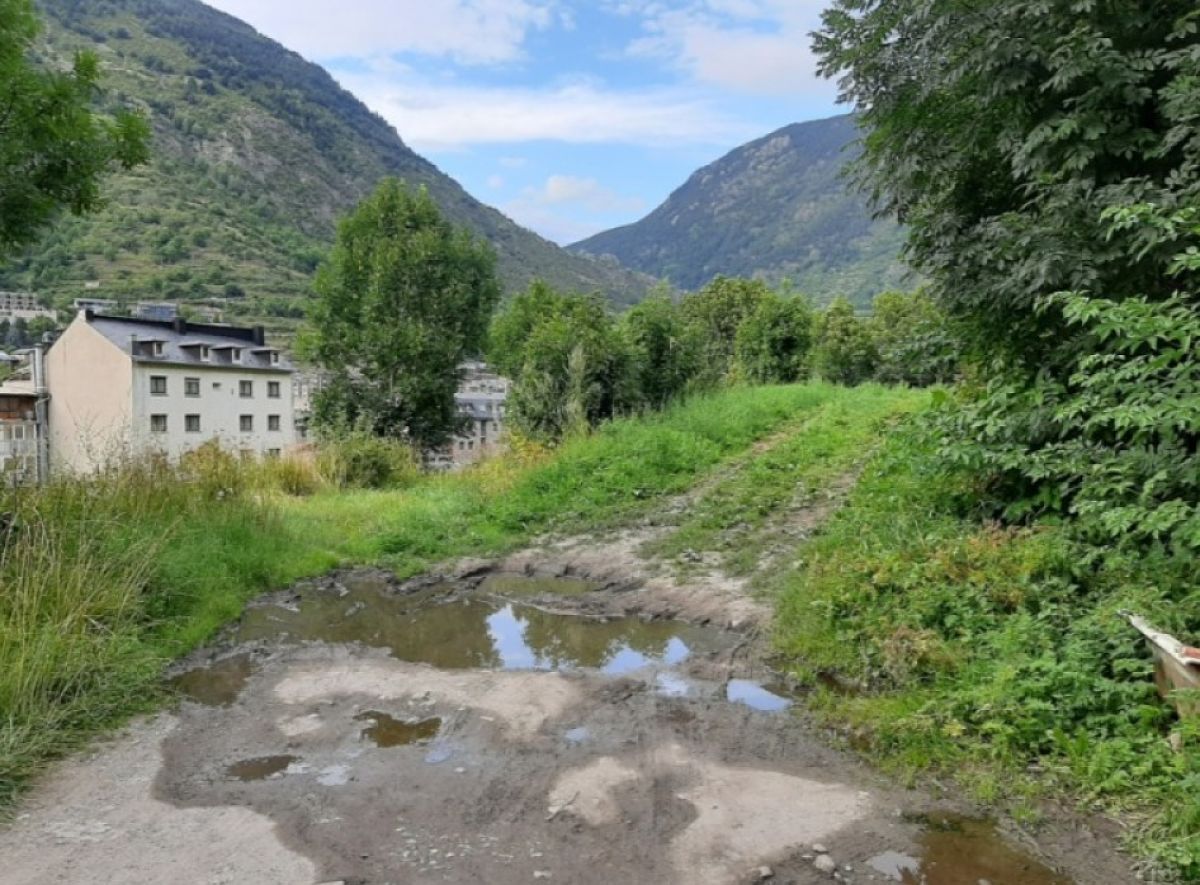 Els terrenys on es farà l'aparcament al costat del carrer de la Vena.