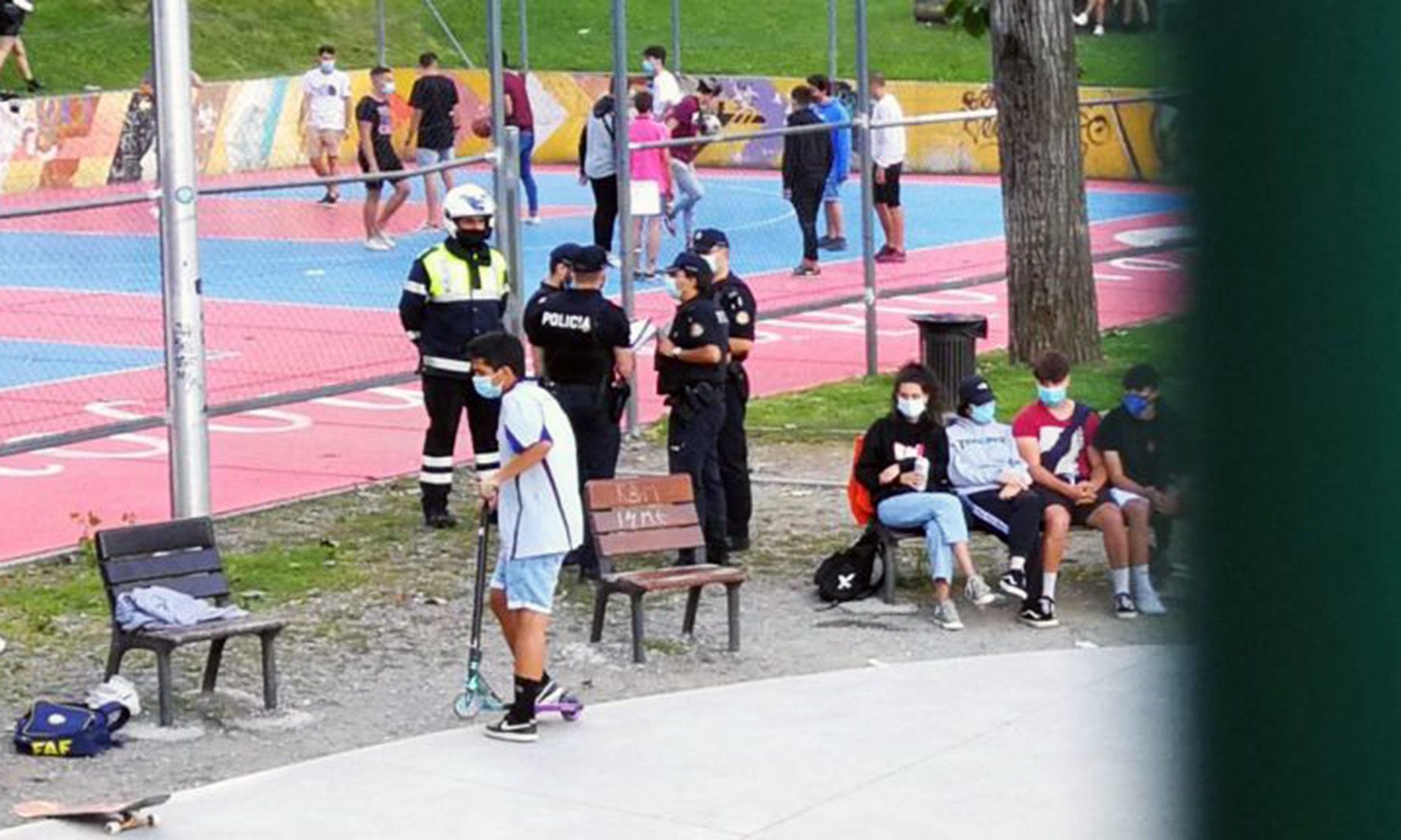 Agents de policia fent tasques d'inspecció al Prat del Roure d'Escaldes.
