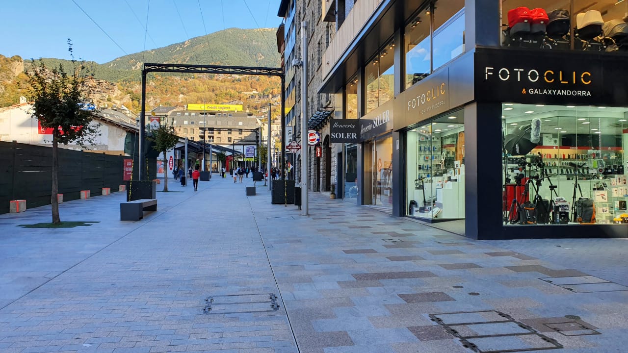 L'avinguda Carlemany, una artèria comercial.