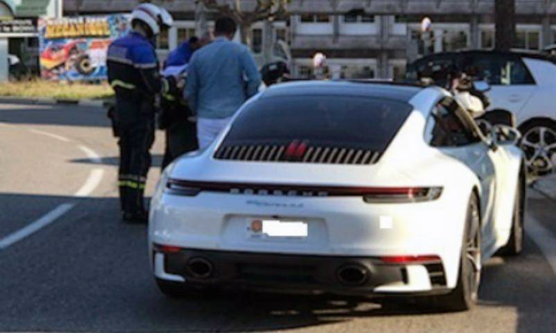 Els agents fent els tràmits pertinents amb el conductor i el vehicle.