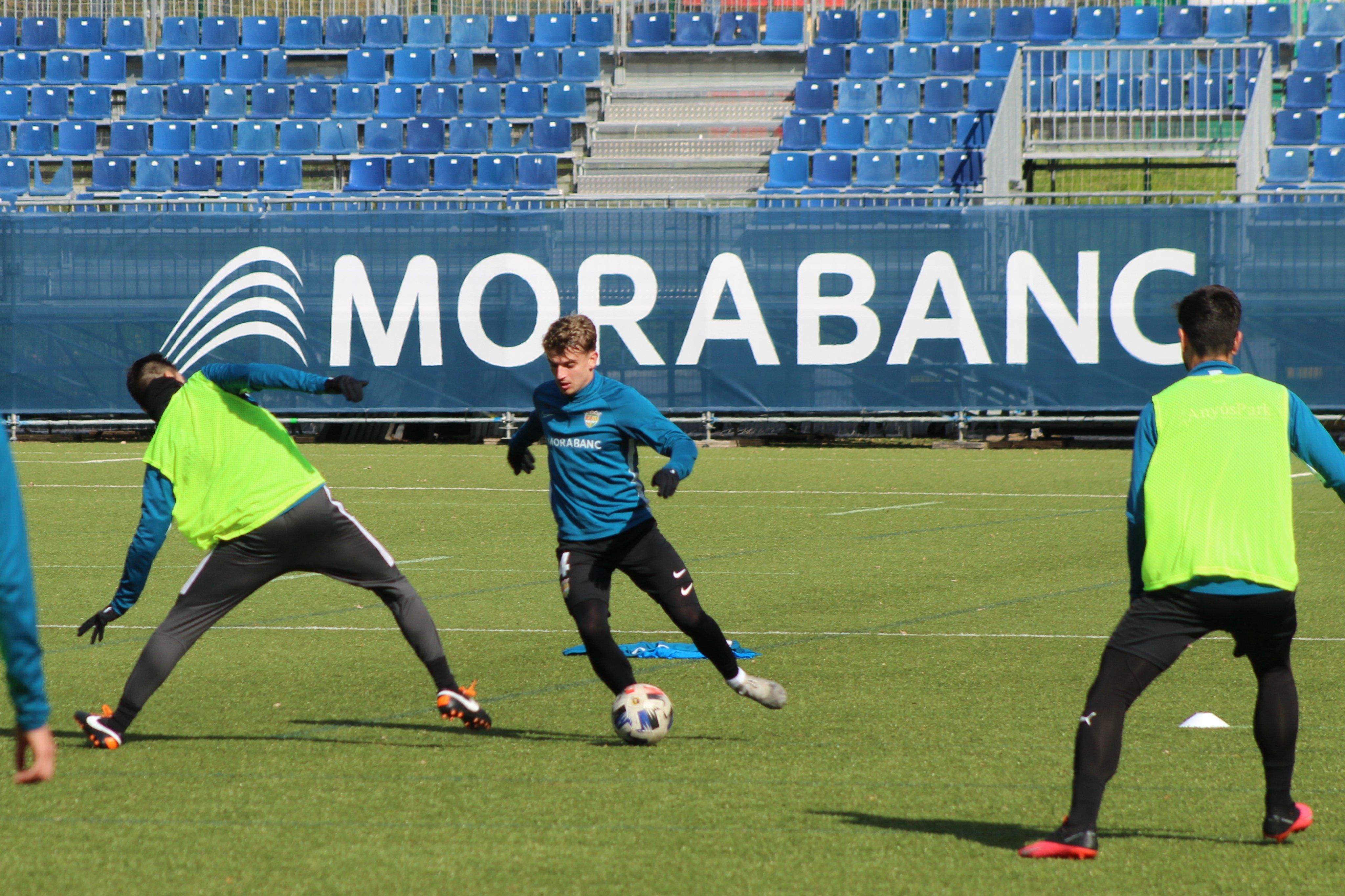 Un instant del darrer entrenament de l'FC Andorra, celebrat aquest matí a Prada de Moles.
