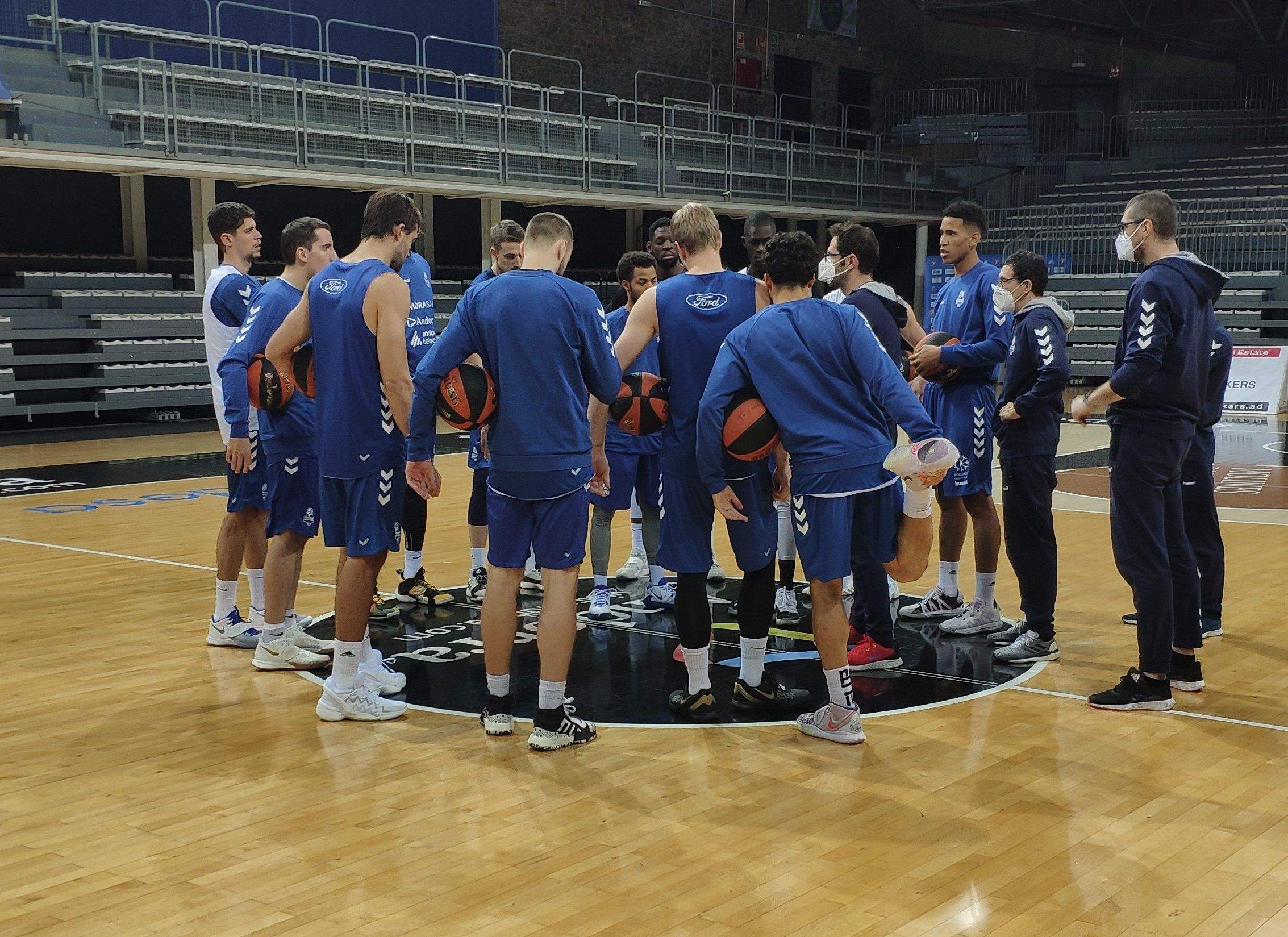 Rotllana de conjunt abans d'un dels darrers entrenaments previs al que havia de ser el partit d'aquest migdia.