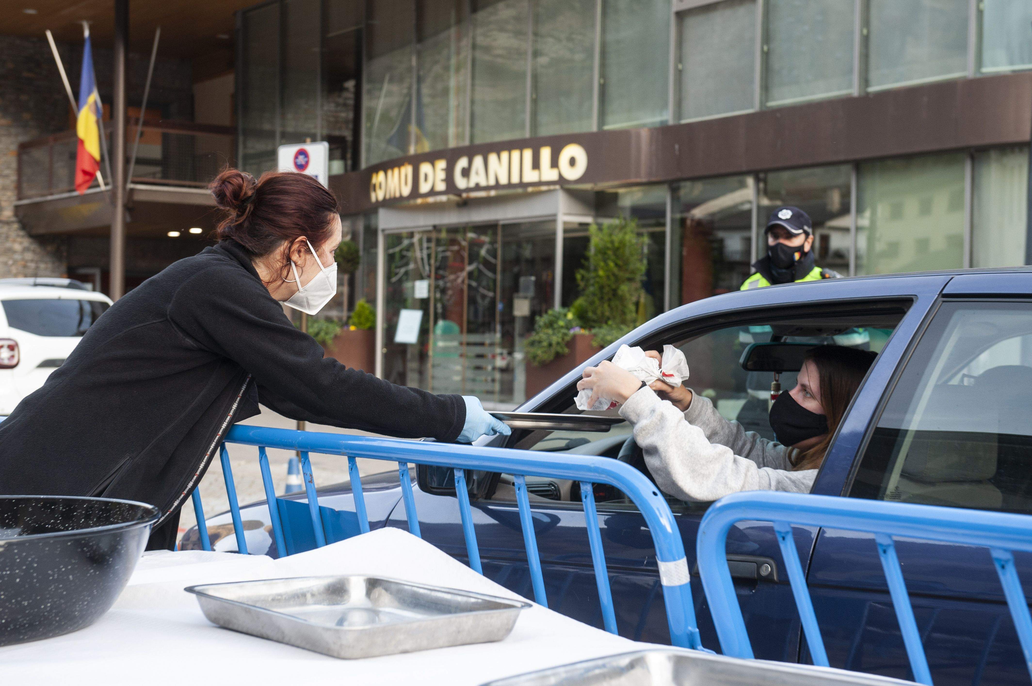 Lliurant les castanyes a una conductora.