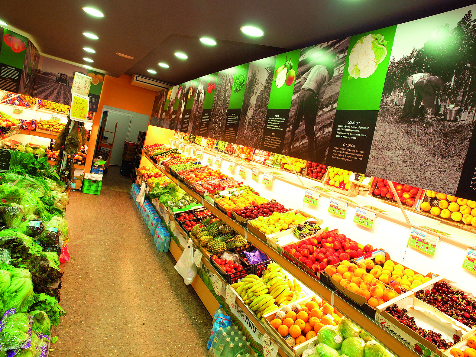 Aliments exposats a un centre comercial. 