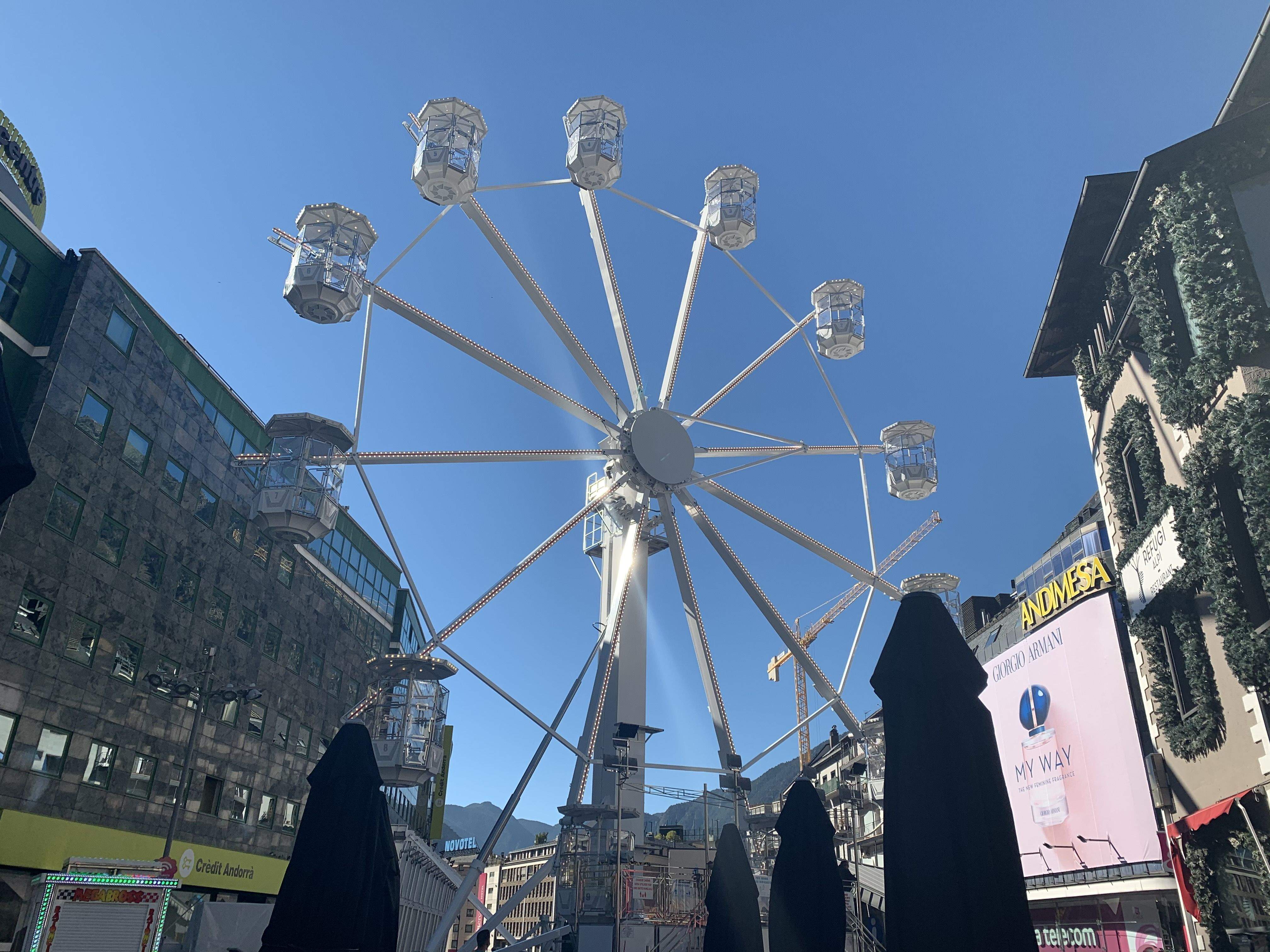 Una imatge de la nòria de la plaça de la Rotonda aquest migdia.