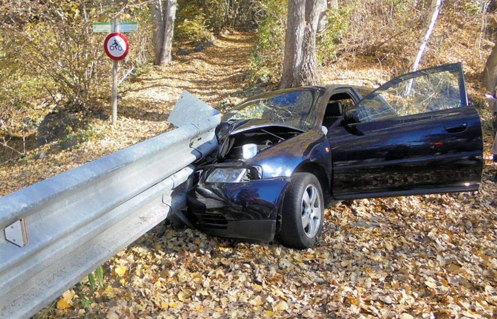 El vehicle incrustat en el guarda-rail just després de l'accident.