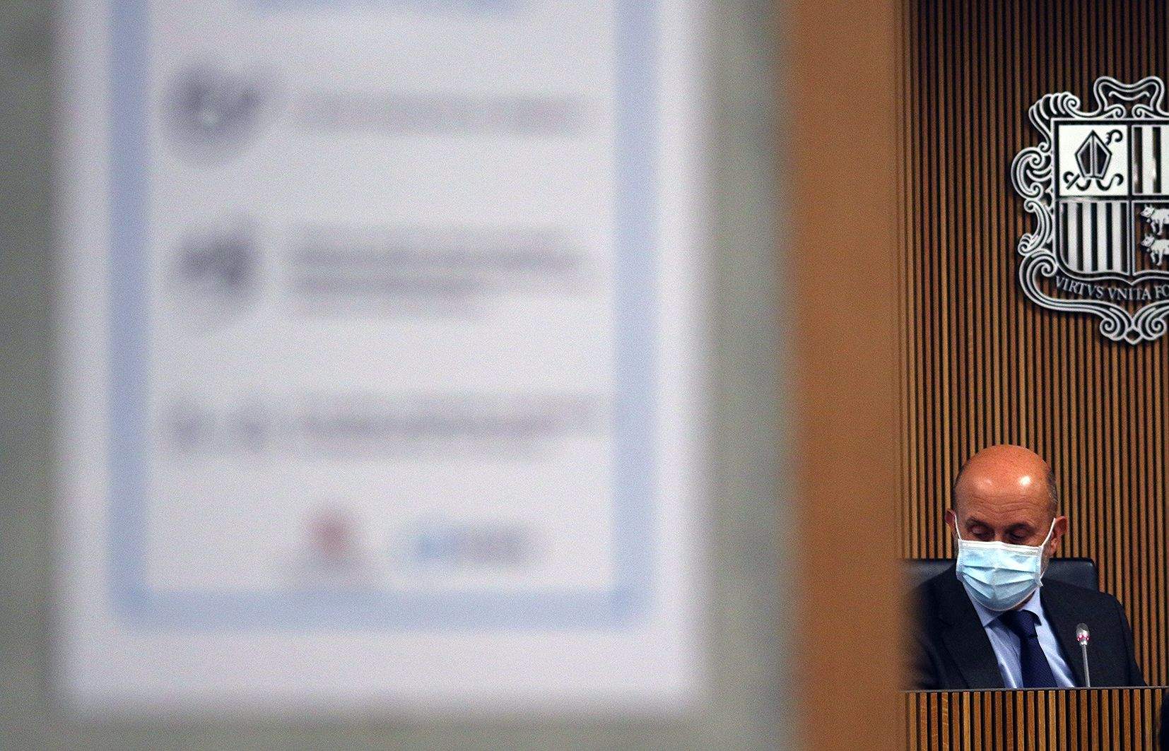 El titular de Salut, Joan Martínez Benazet, durant la compareixença al Consell.