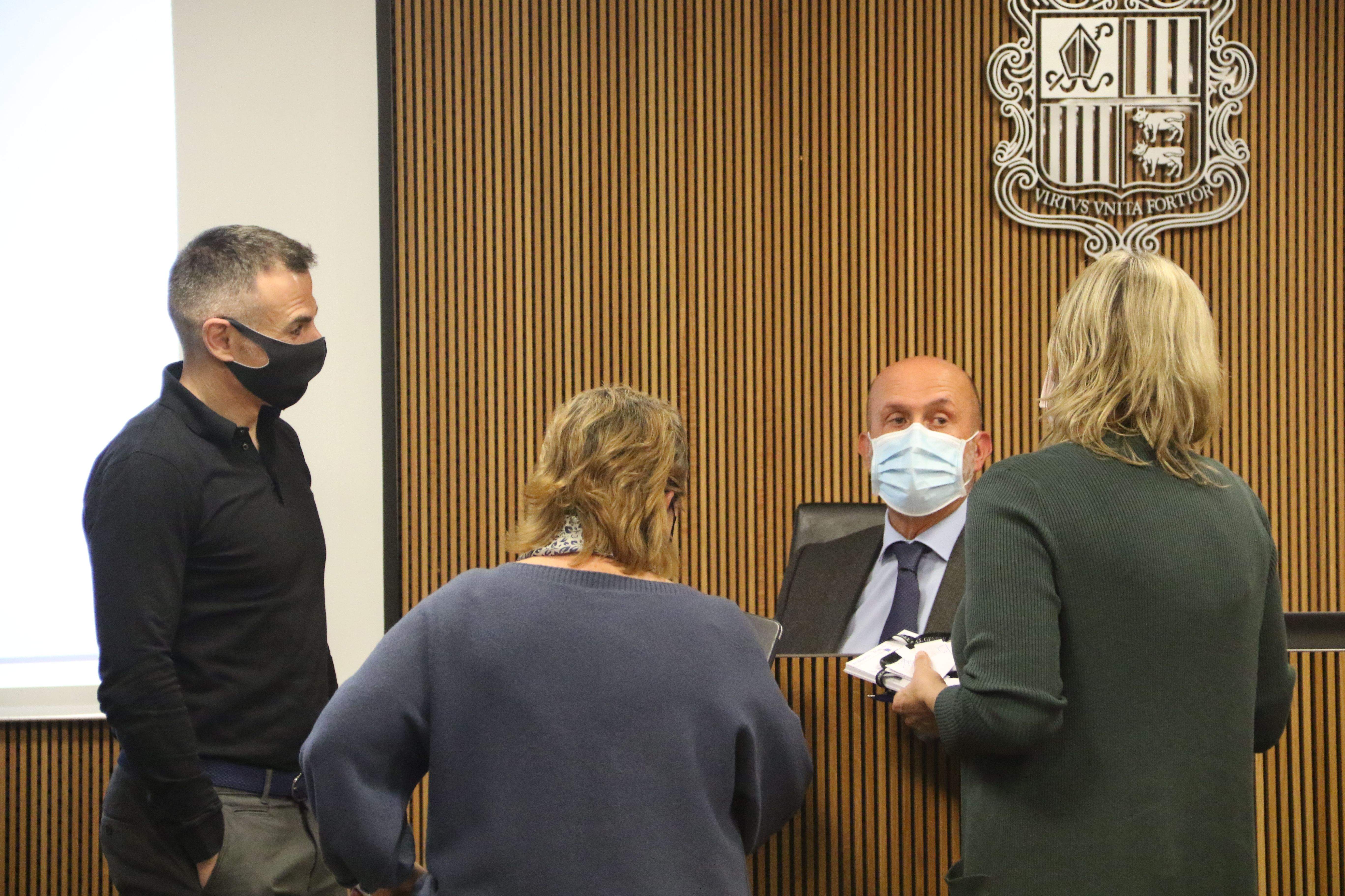 Joan Martínez Benazet envoltat dels consellers de la coalició Joan Carles Ramos, Sílvia Ferrer i Berna Coma.