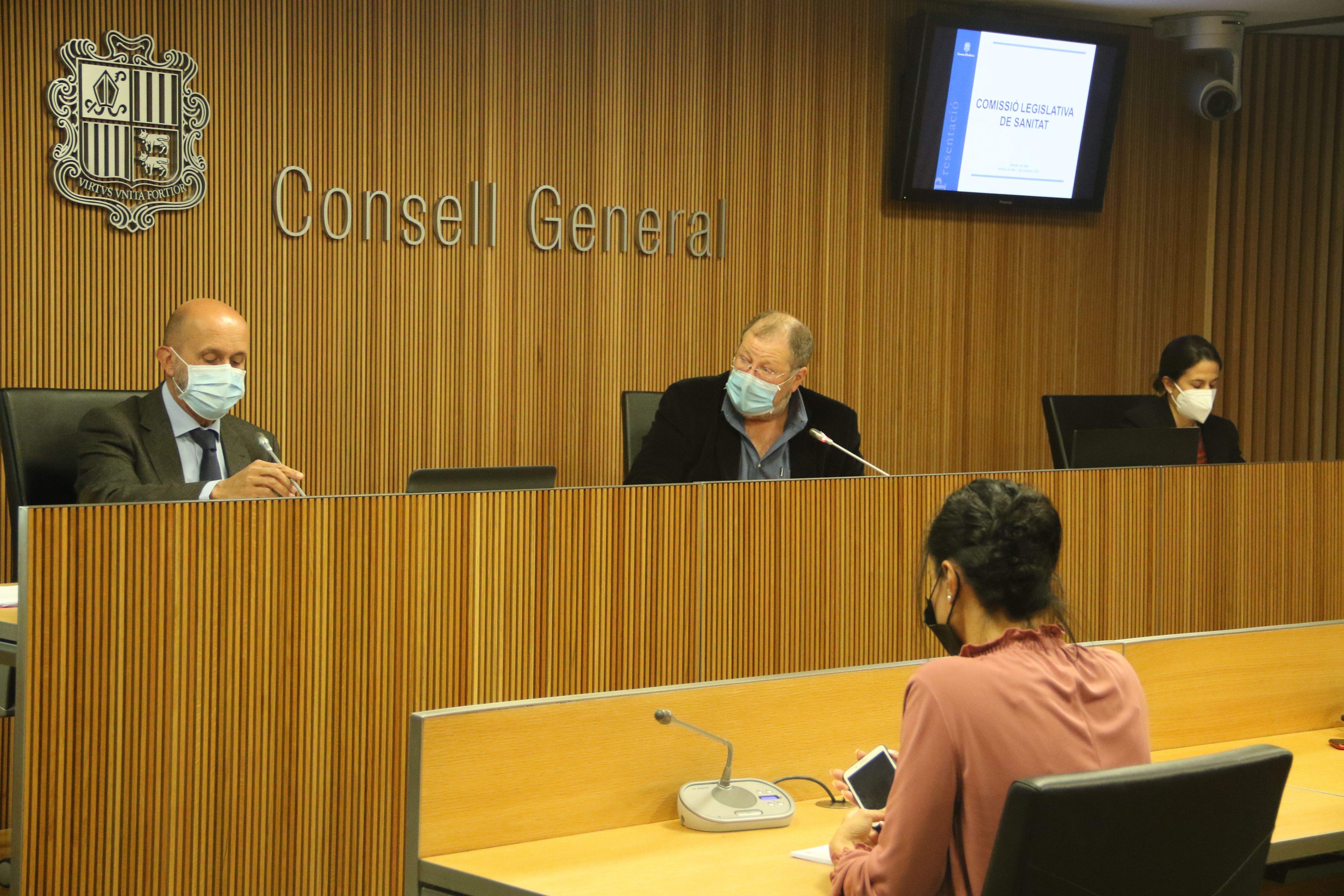 Martínez Benazet es disposa a iniciar un torn d'intervenció amb Carine Montaner en primer terme.