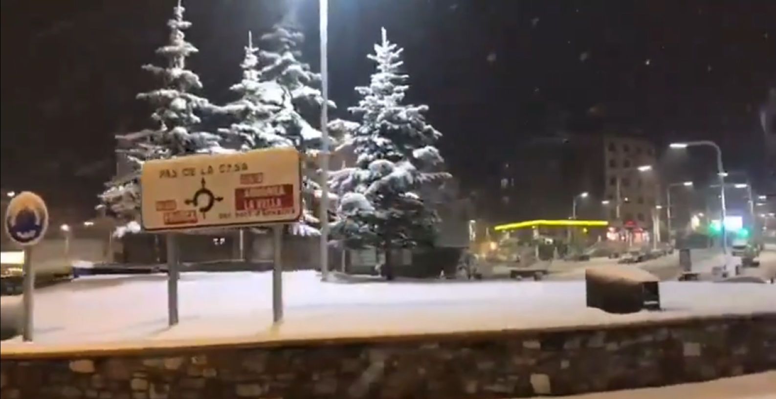 Una de les rotondes del Pas totalment nevada.