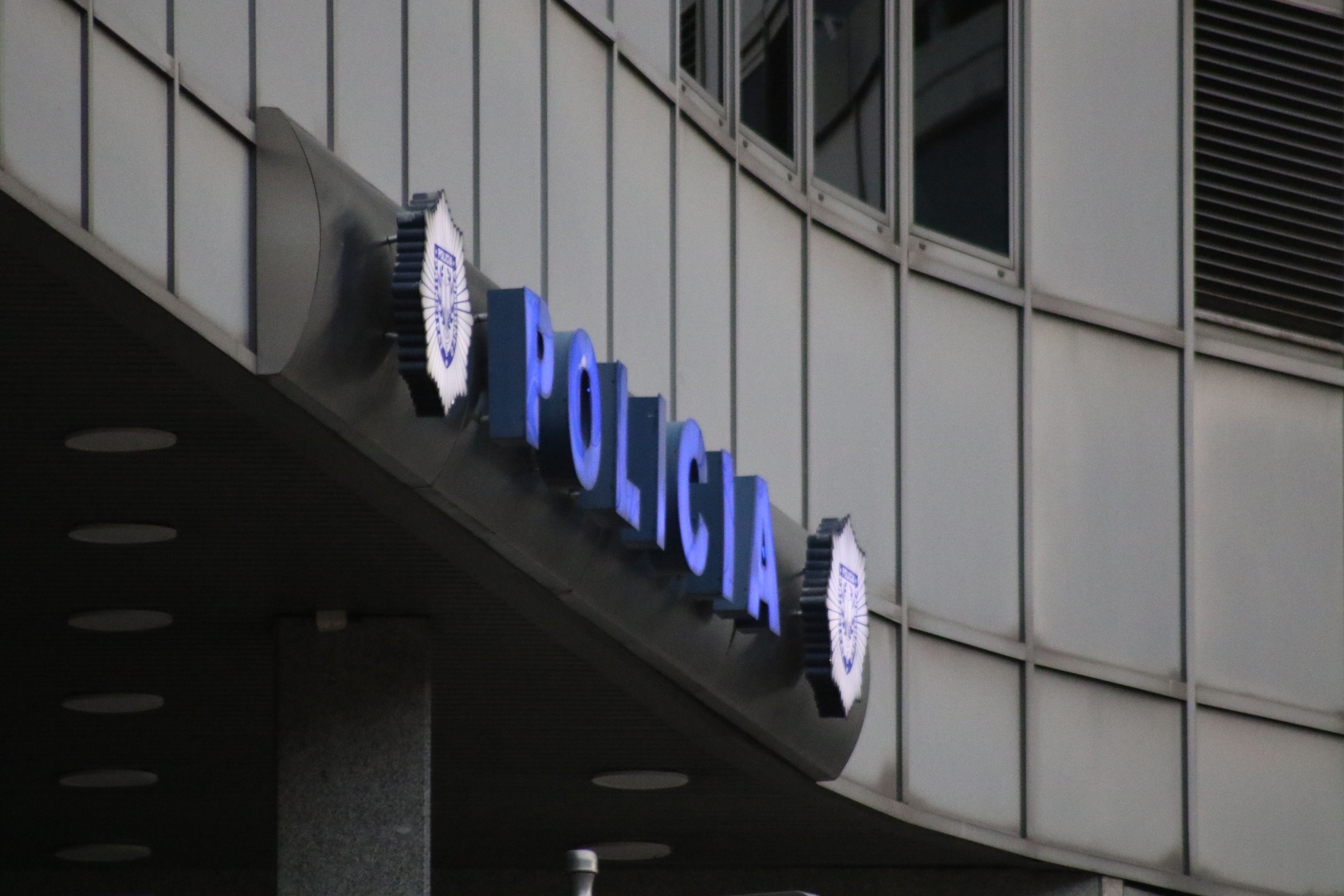 Agents de la policia han controlat els menors ocupants de la motocicleta.