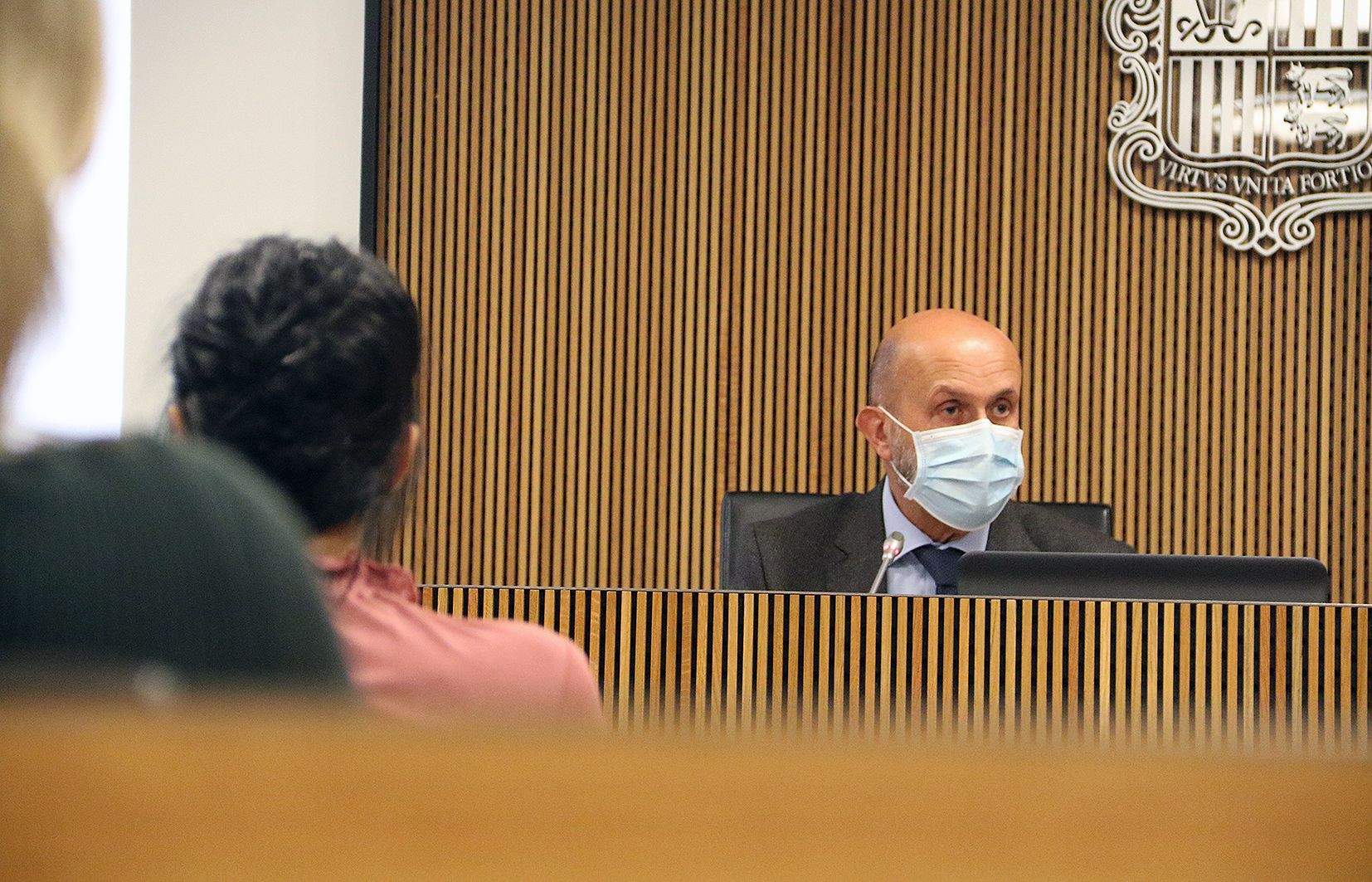 Joan Martínez Benazet mira just al costat oposat d'on seu Carine Montaner durant la compareixença d'aquest dimarts.