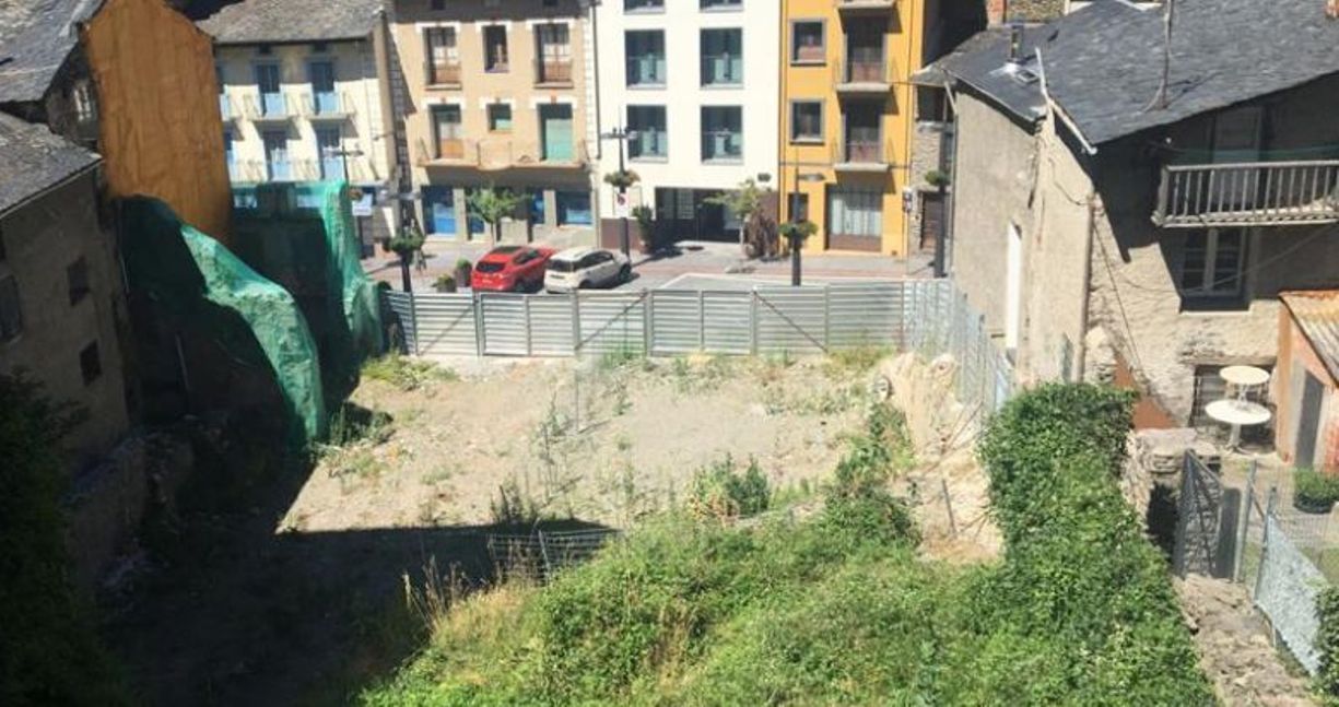 La plaça Major de Sant Julià vista des del Camp de Perot.