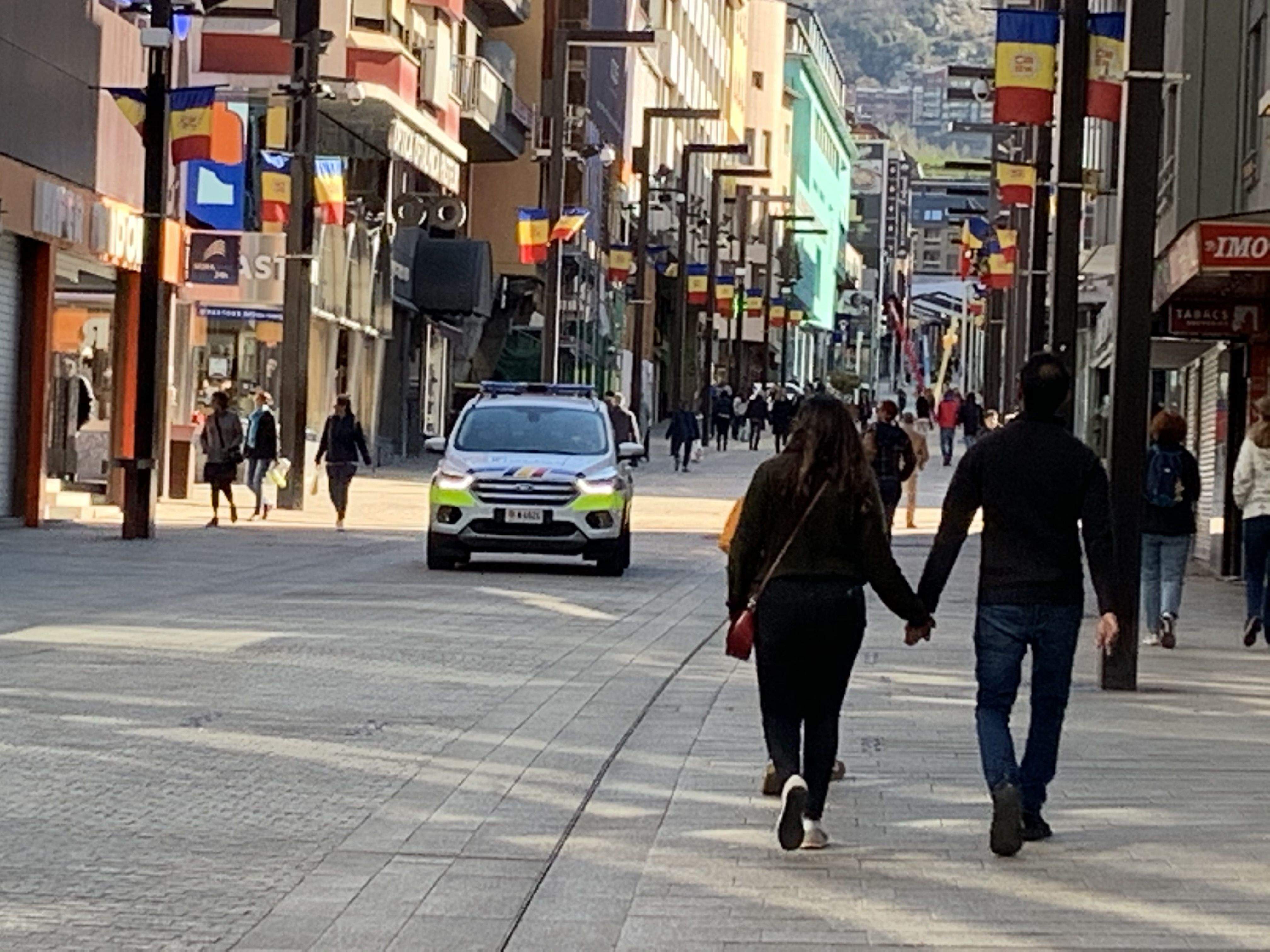Un vehicle policial circulant per l'avinguda Meritxell.