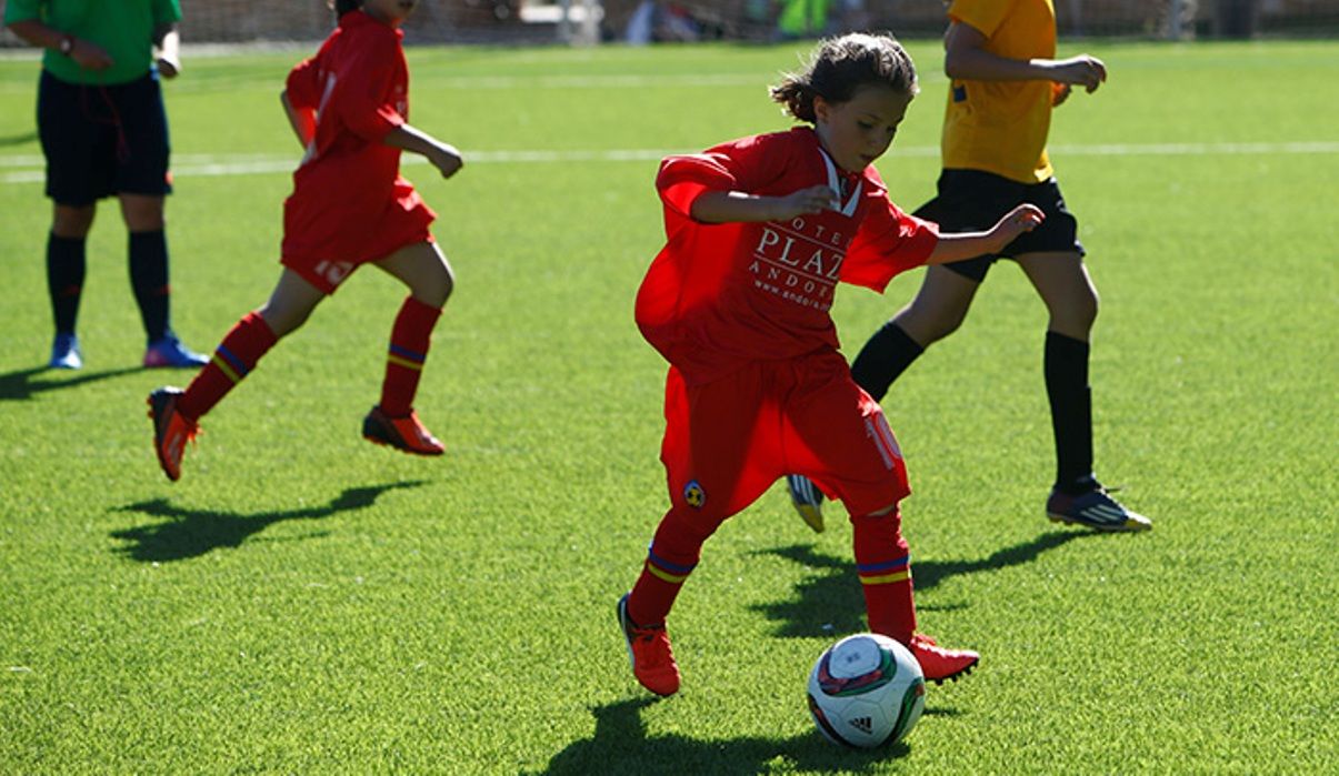 Una jugadora controla la pilota en un partit a la Borda Mateu.