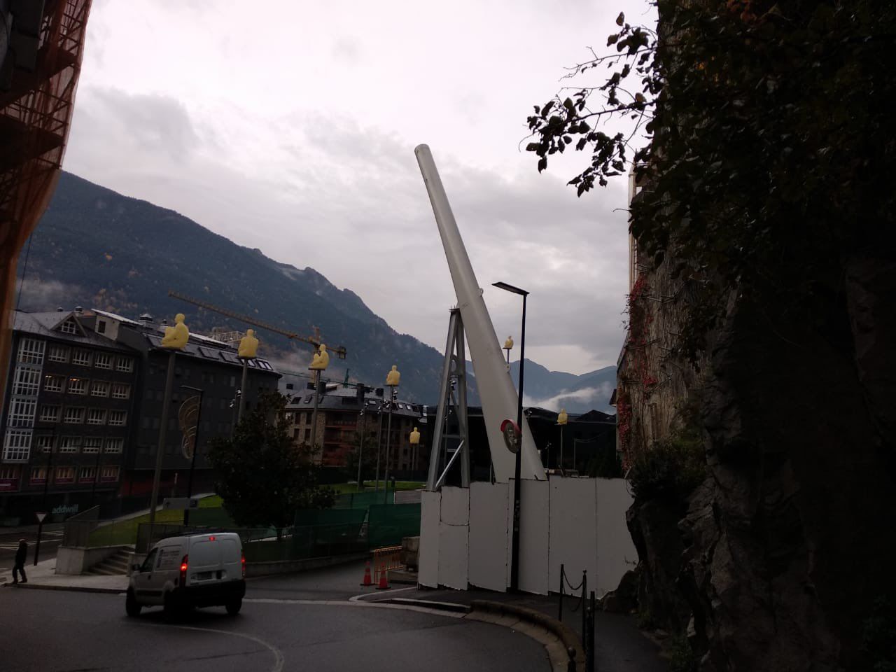 La pilona instal·lada aquesta nit.