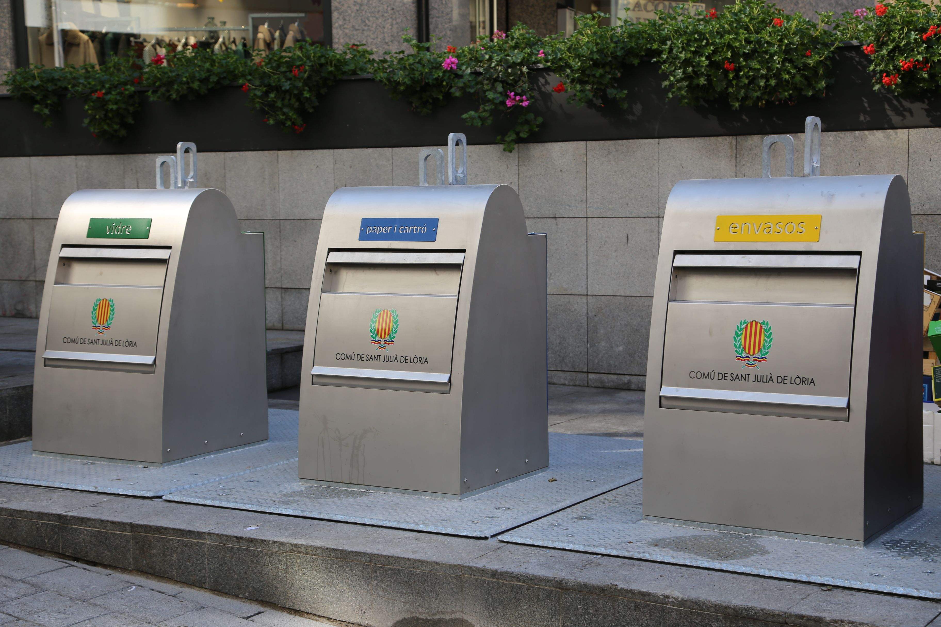 Els nous contenidors a la plaça Calonge-Sant Antoni.