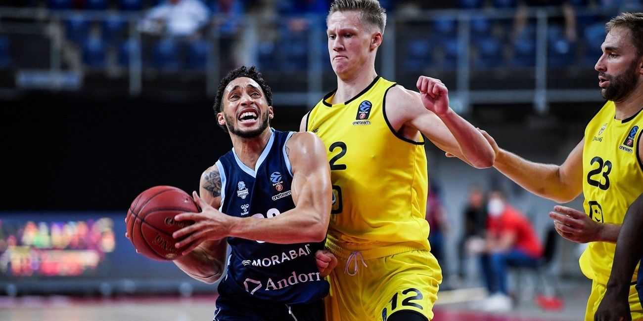 Senglin intenta entrar a cistella en el partit de la primera volta contra el Telenet Giants.