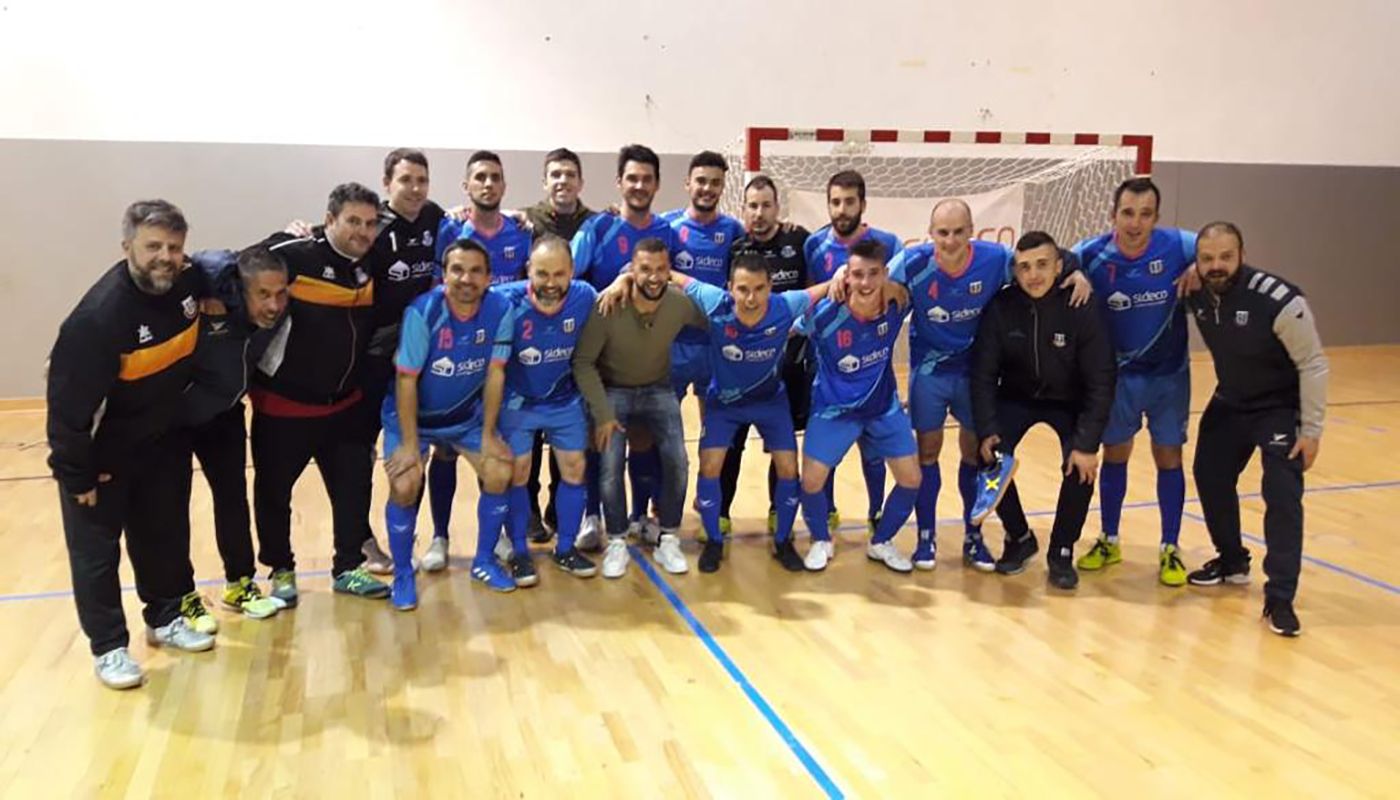 Una imatge de la plantilla i el cos tènic del Sideco FC Encamp
