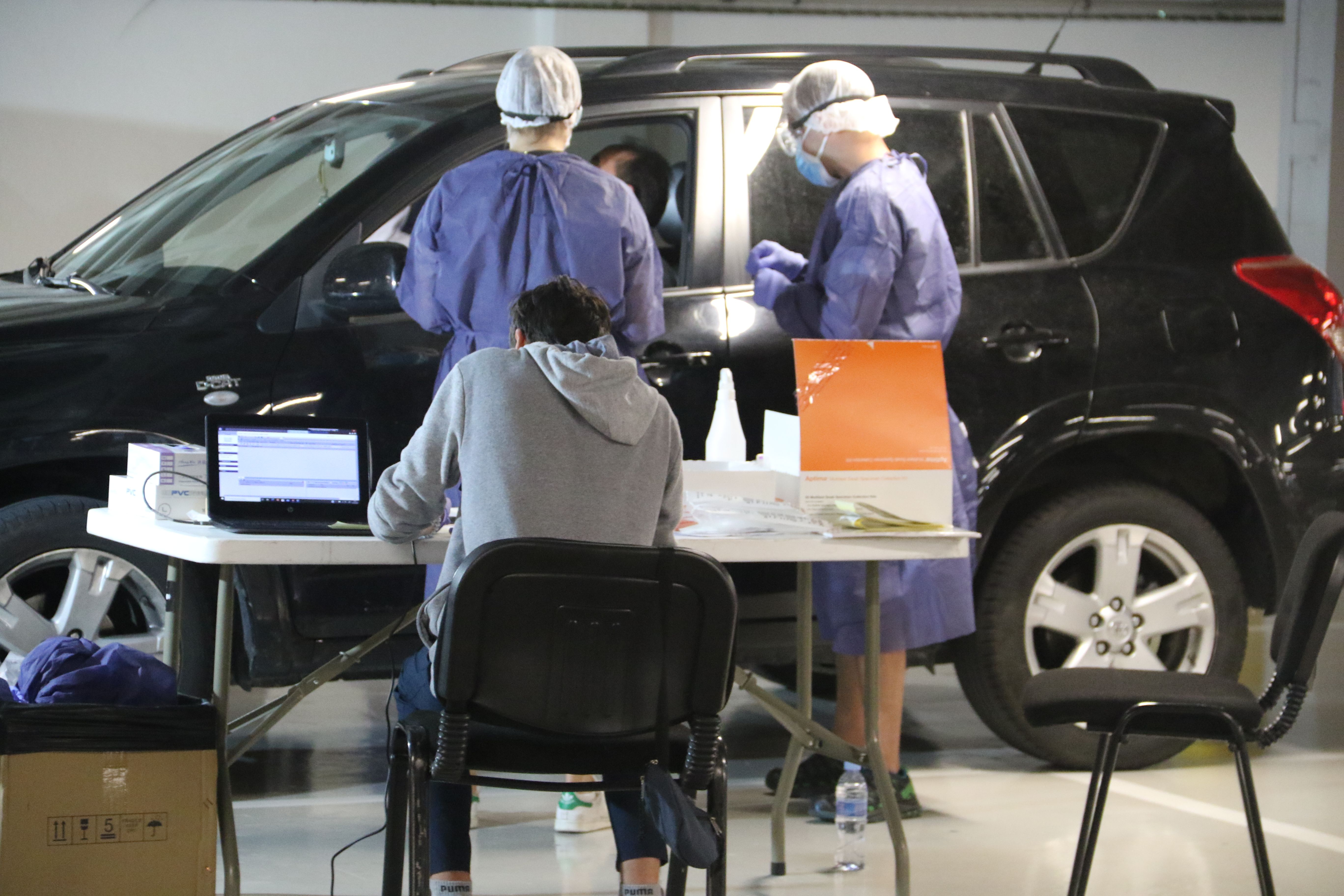 Sanitaris fent una prova a l''stop lab' de Prat de la Creu. Sanitaris fent una prova a l''stop lab' de Prat de la Creu.