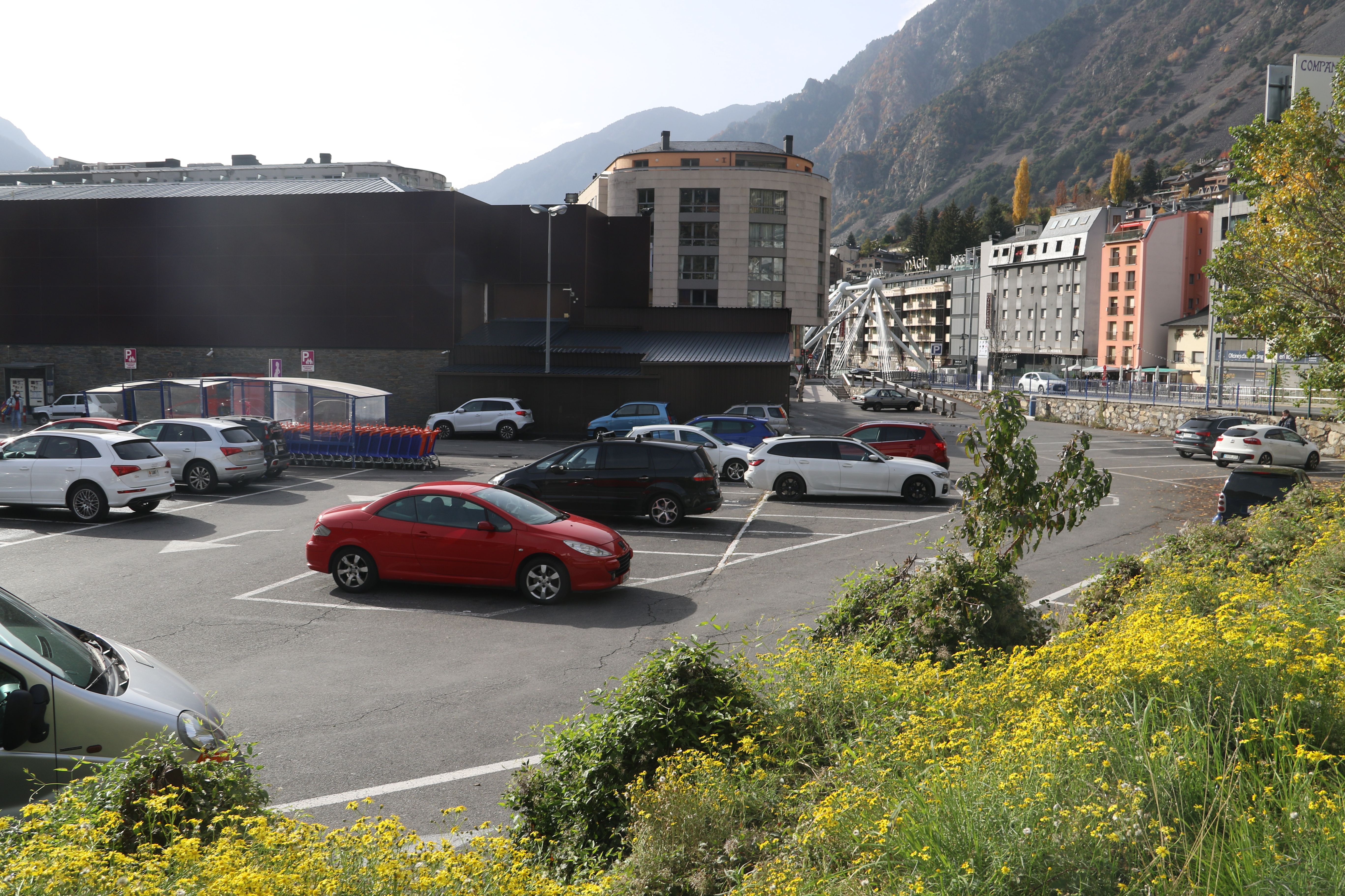 Una vista de l'aparcament de l'Hiper Andorra.