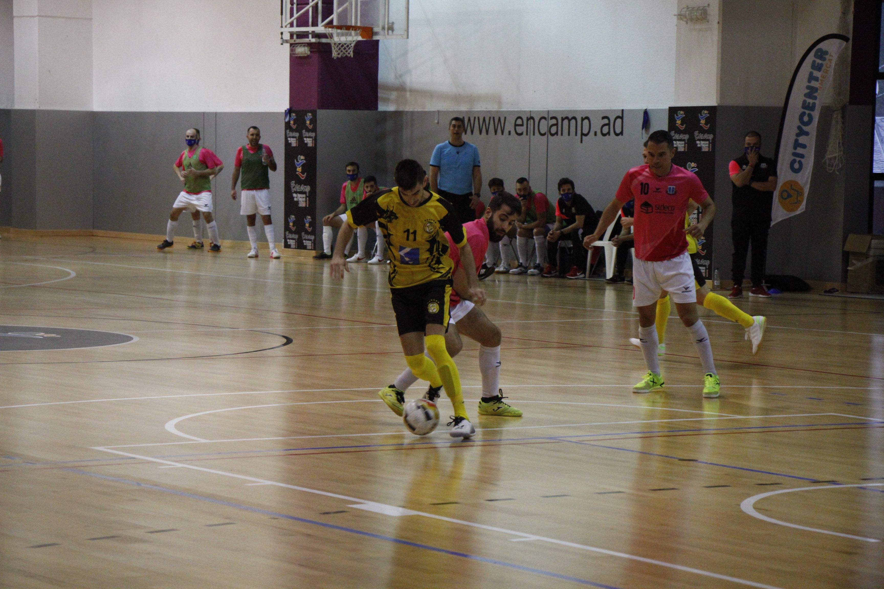 Una jugada del partit entre el Sideco Encamp i el Linx.