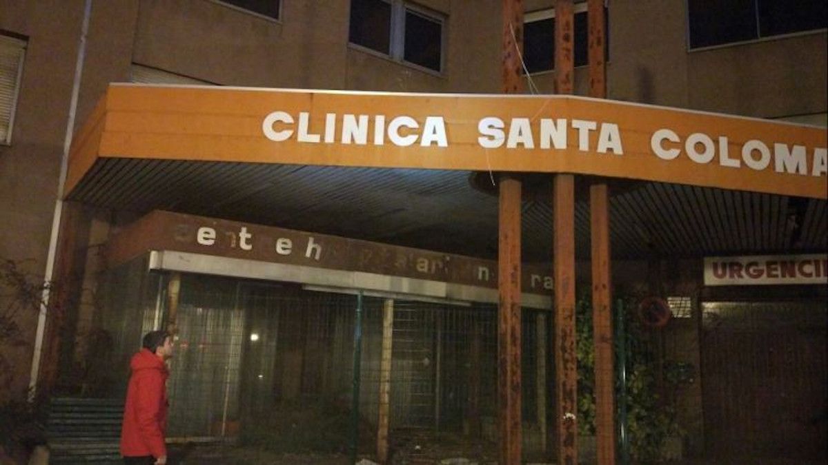 L'entrada de l'antiga clínica de Santa Coloma. L'entrada de l'antiga clínica de Santa Coloma.
