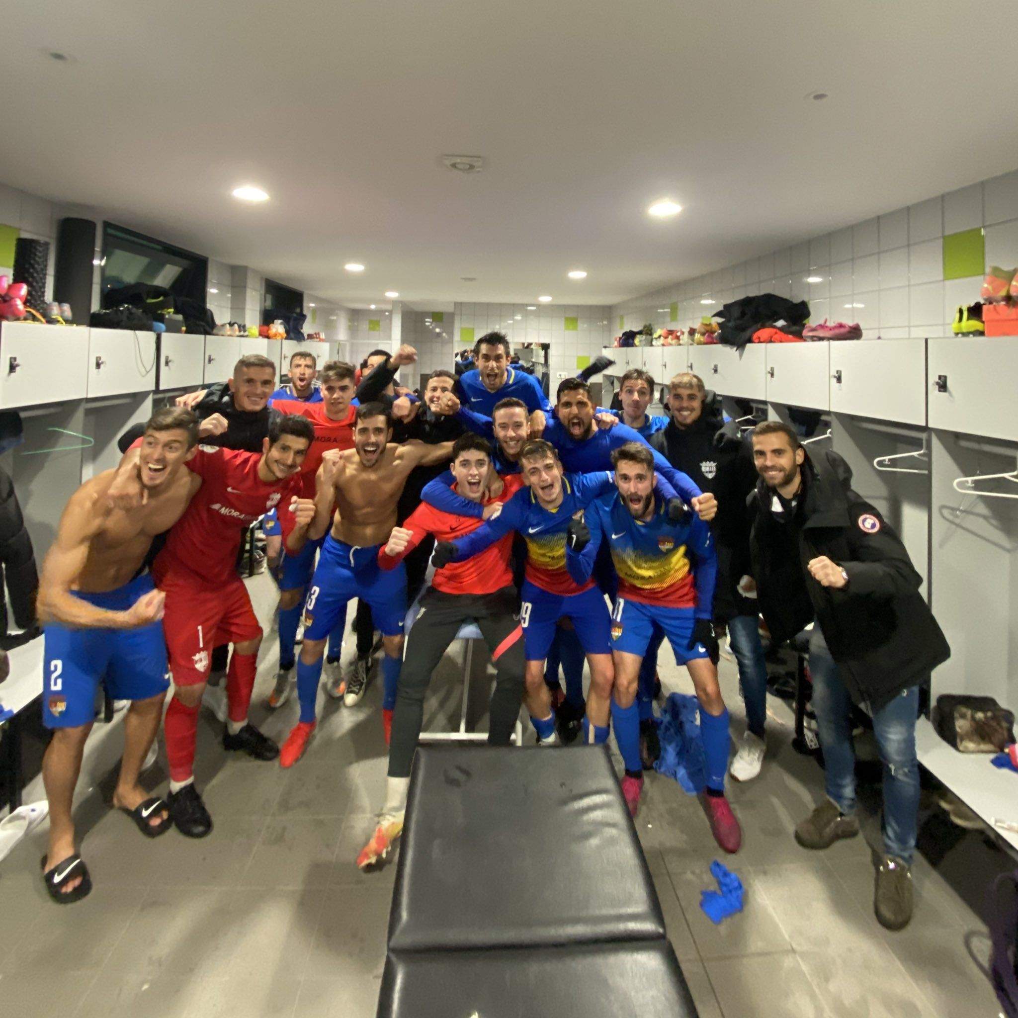 Els jugadors de l'FC Andorra celebren la victòria al vestuari.