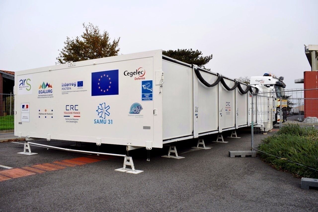 L'hospital de campanya desplegat amb la cabina del camió a la part davantera.