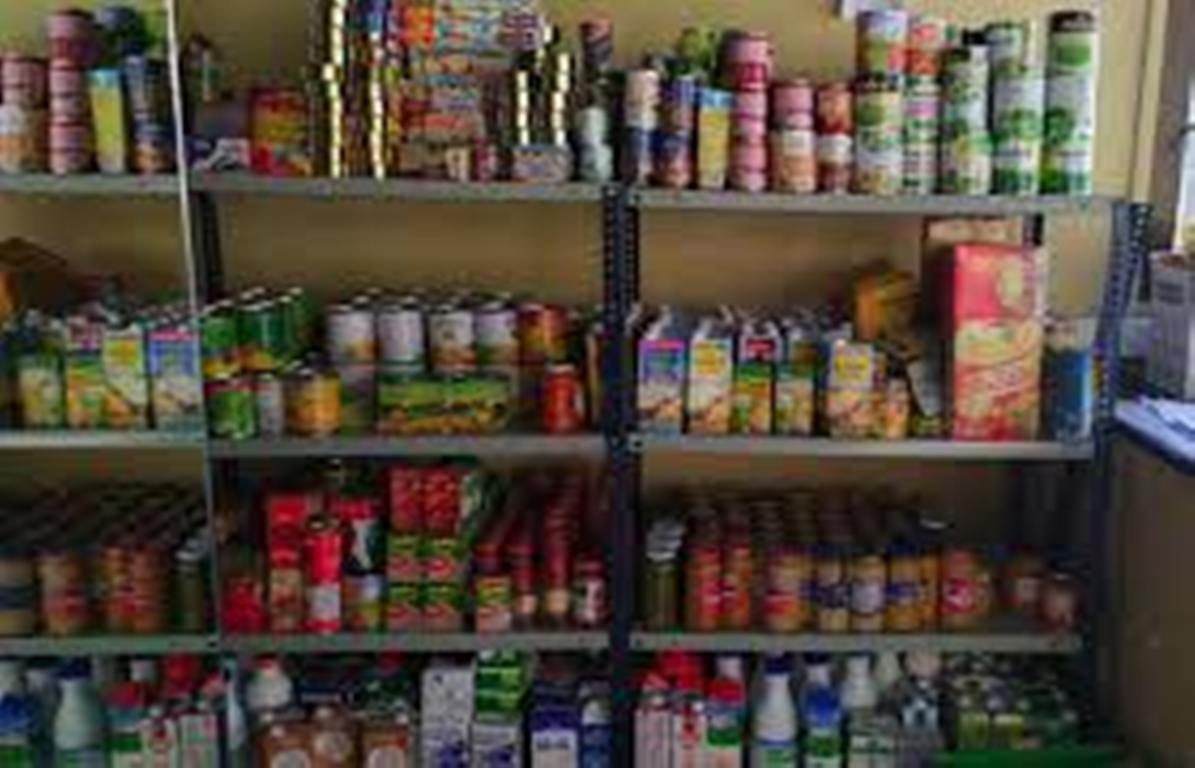 Productes a l'anterior botiga solidària de la Creu Roja.