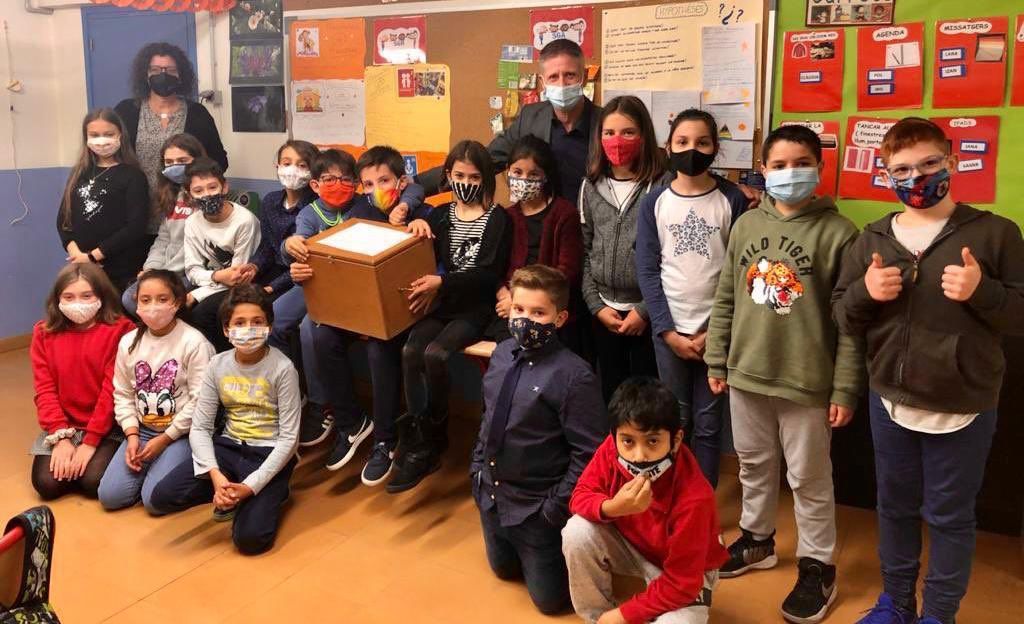 Alumnes de l'escola andorrana després de la votació d'aquest dilluns.