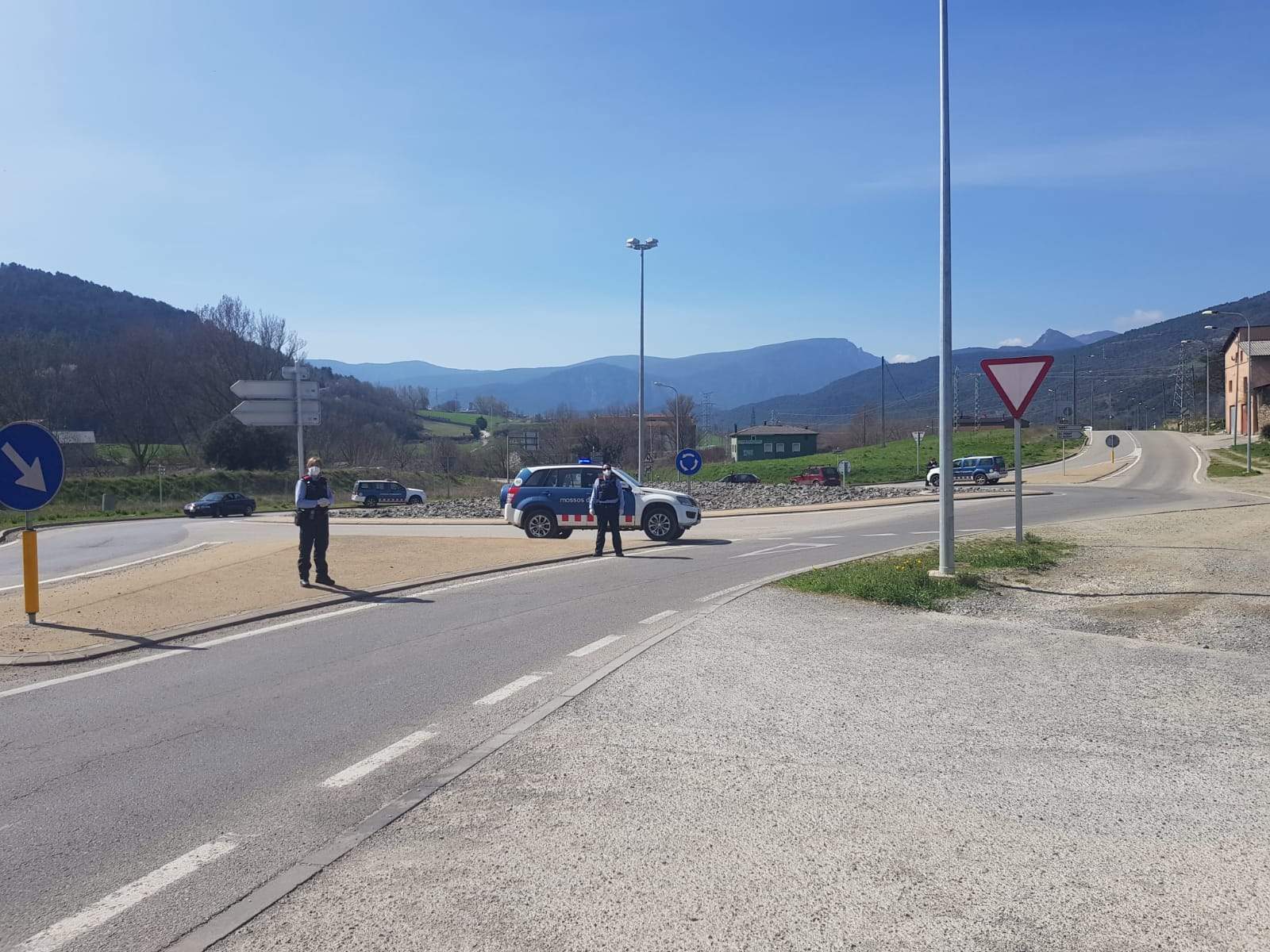 Una patrulla de mossos controla el compliment del confinament perimetral.