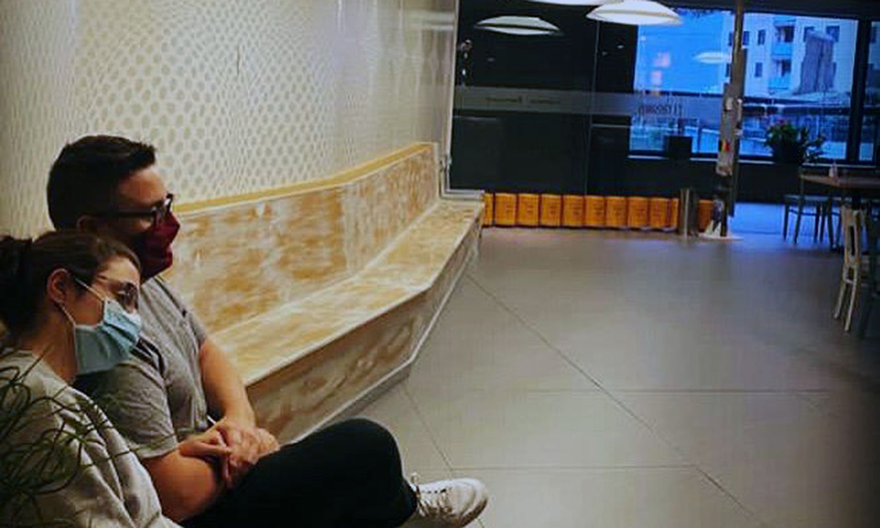 Recreació del 'drama' dels propietaris d'un bar d'Escaldes: el local buit.