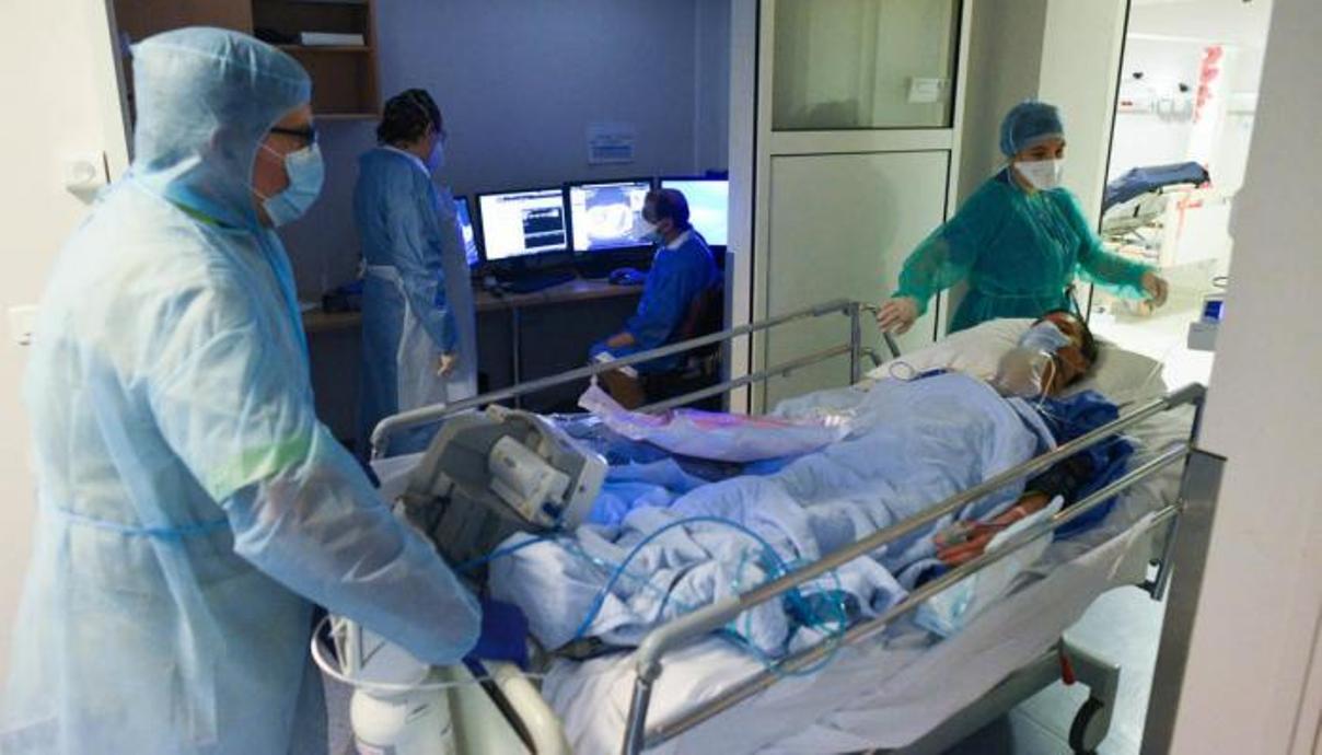 Un malalt de Covid-19  en un hospital de França