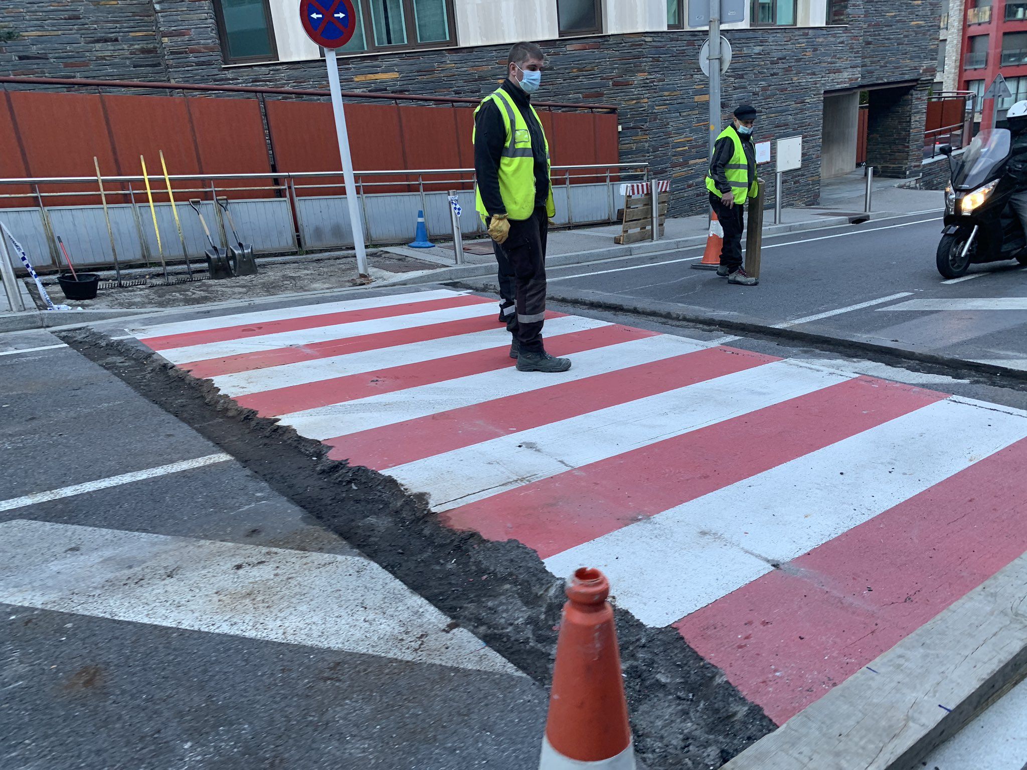 Operaris del comú treballen en el pas de vianants.