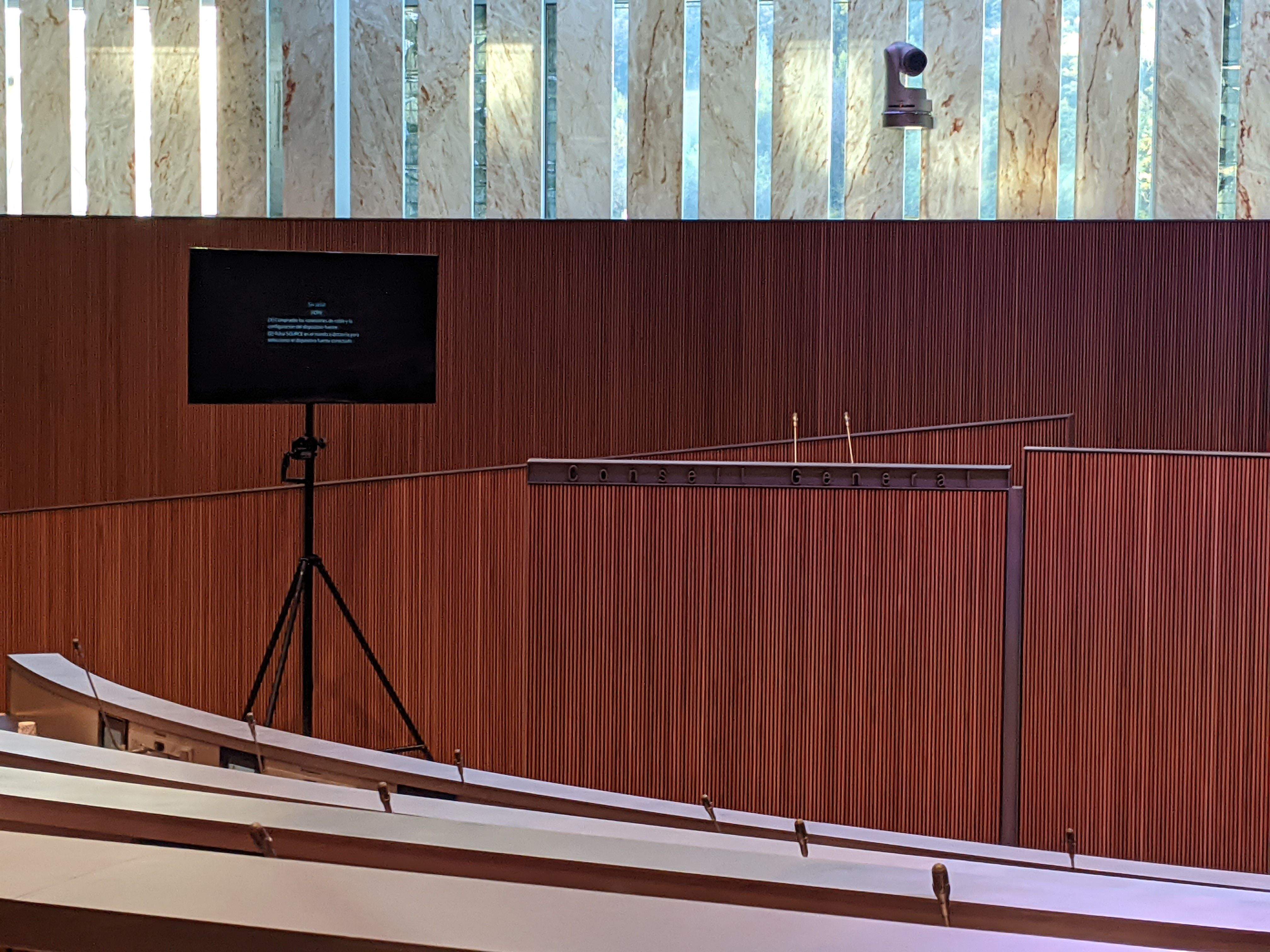 El sistema per permetre les videoconferències al ple ja està instal·lat.