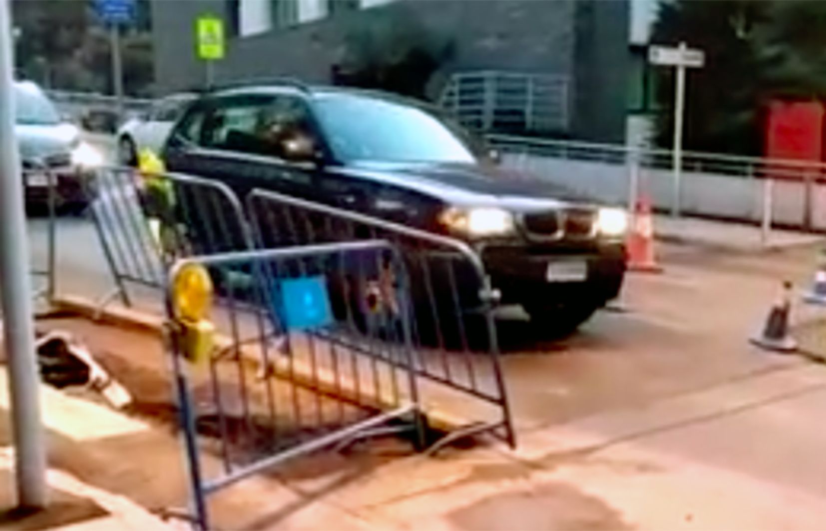 Un vehicle tot-terreny passant pel controvertit pas encara en obres.